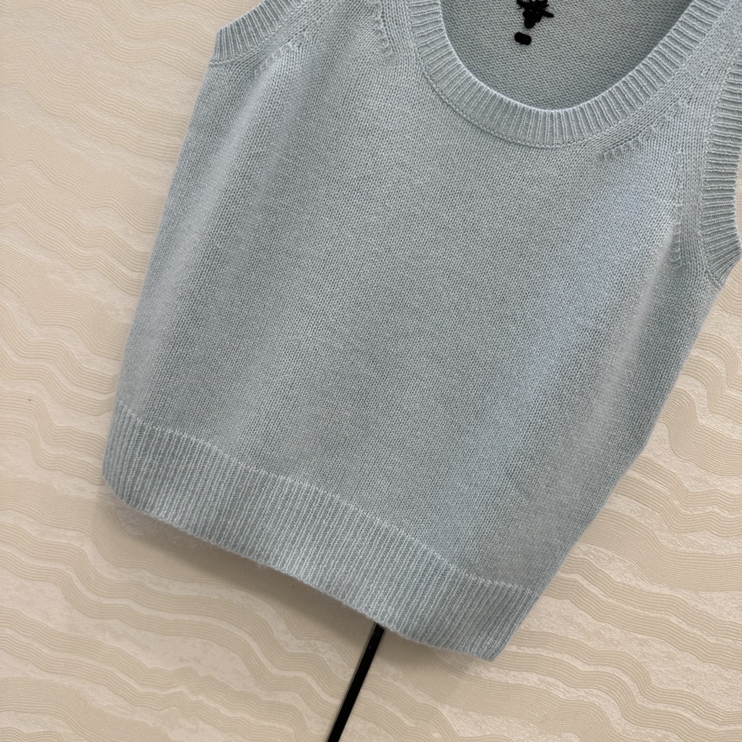 独家首发❤️原单品质MissD长期主义，新品冰蓝色羊绒小背心！气质U领经典版型显瘦绝绝子！原版定制徳国机