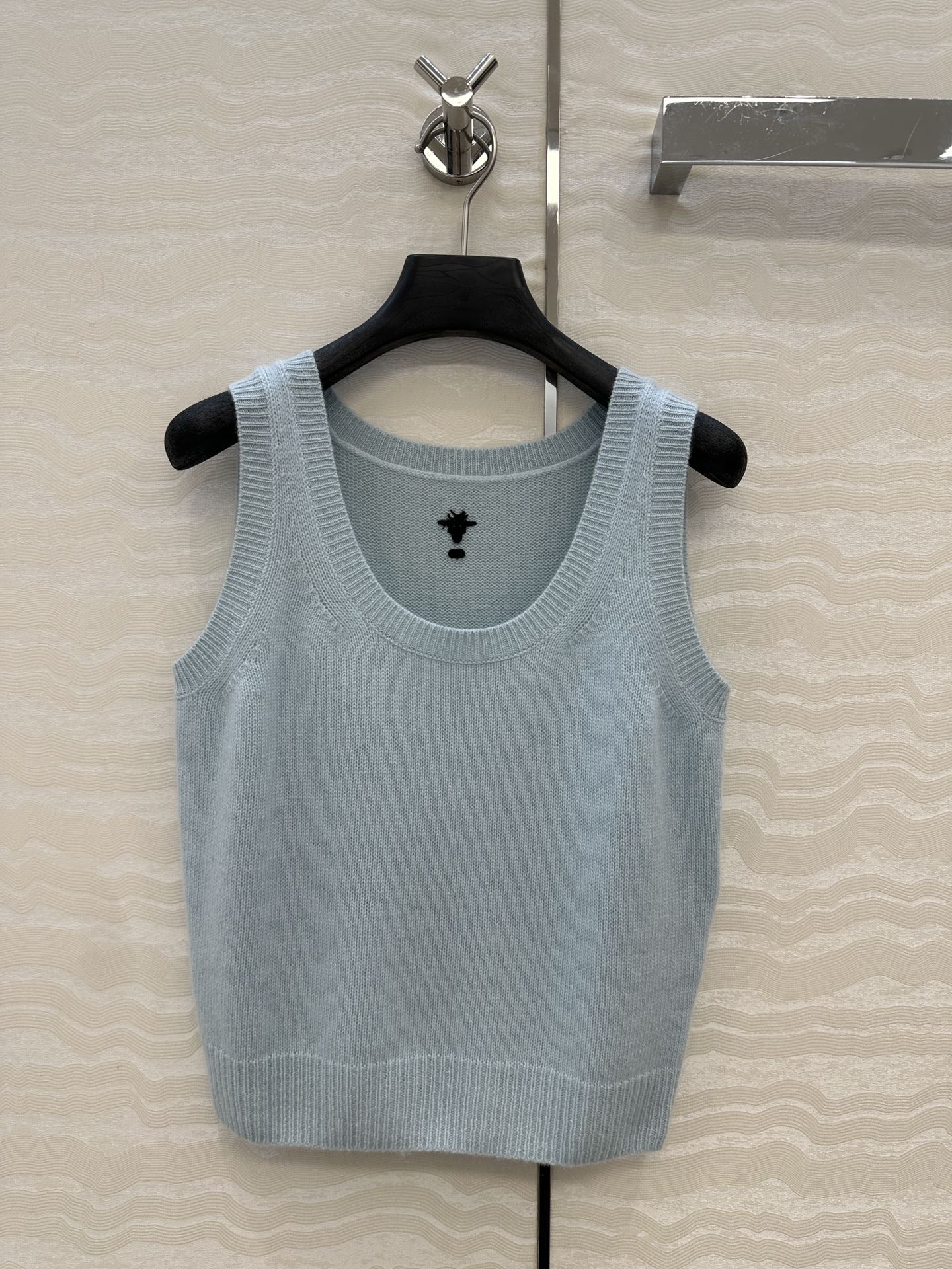 独家首发❤️原单品质MissD长期主义，新品冰蓝色羊绒小背心！气质U领经典版型显瘦绝绝子！原版定制徳国机