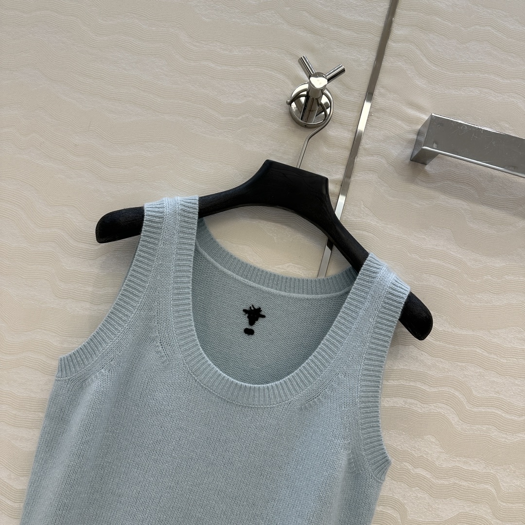 独家首发❤️原单品质MissD长期主义，新品冰蓝色羊绒小背心！气质U领经典版型显瘦绝绝子！原版定制徳国机