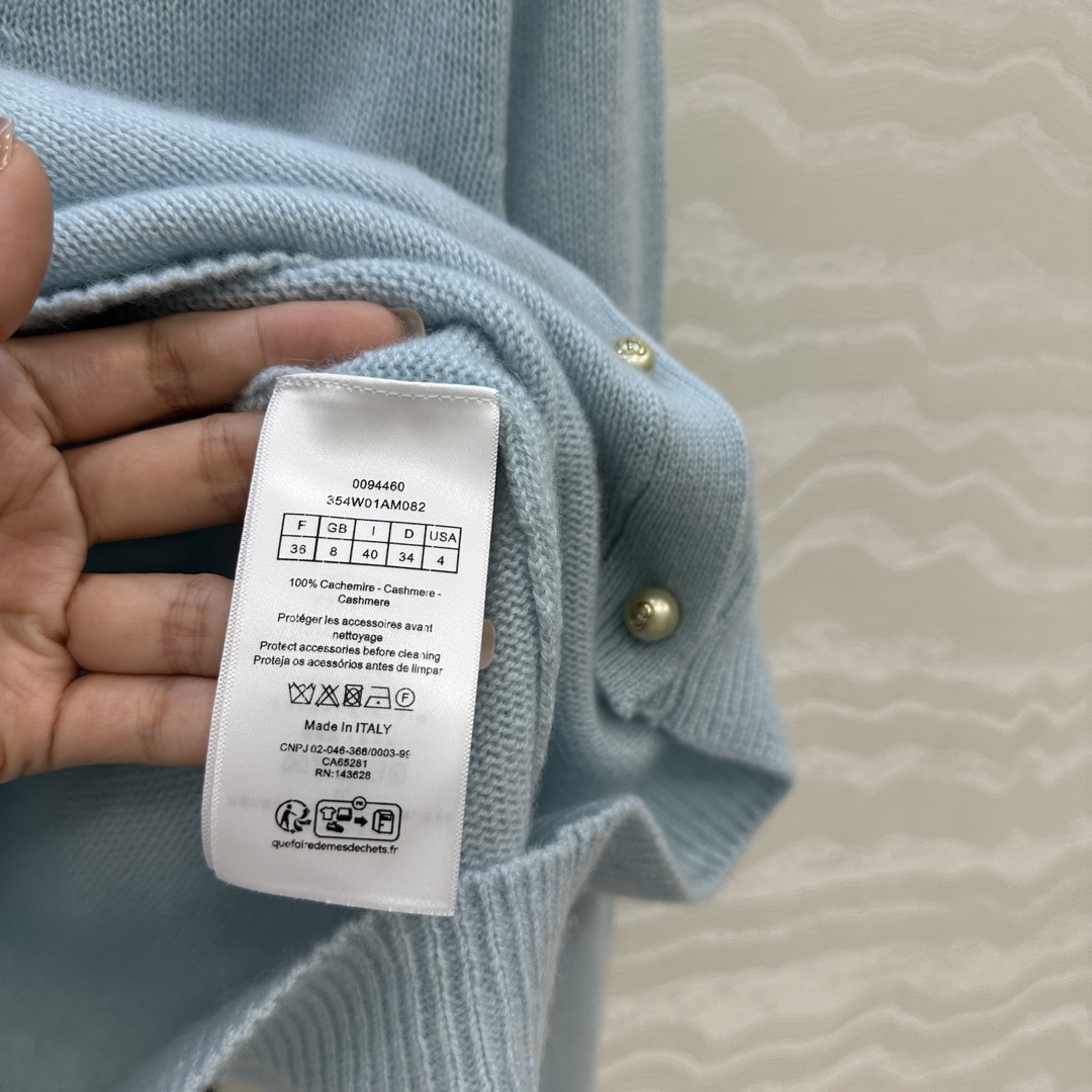 独家首发❤️原单品质MissD长期主义，新品冰蓝色珍珠扣羊绒开衫小外套！气质V领经典版型显瘦绝绝子！原版