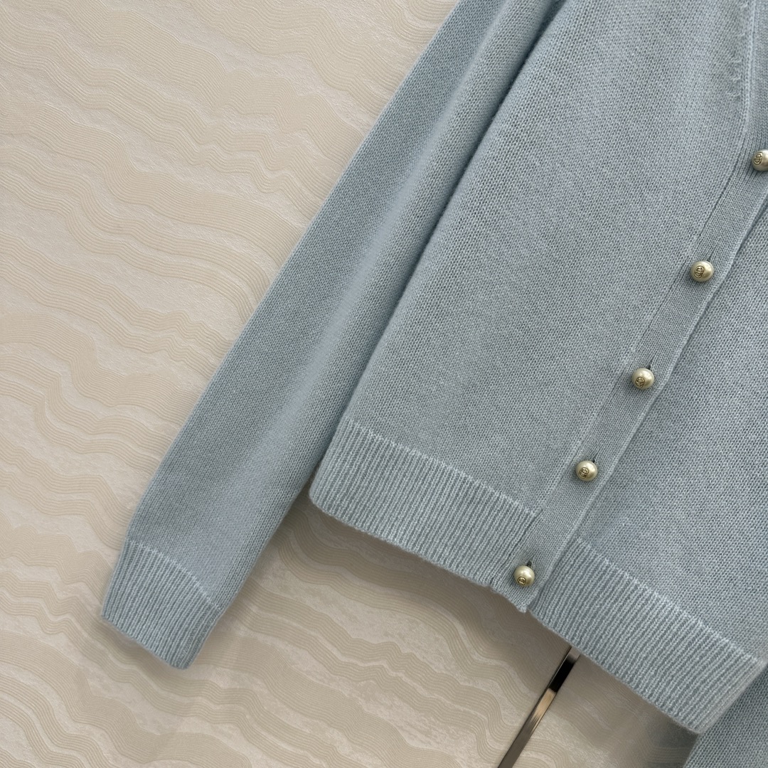 独家首发❤️原单品质MissD长期主义，新品冰蓝色珍珠扣羊绒开衫小外套！气质V领经典版型显瘦绝绝子！原版