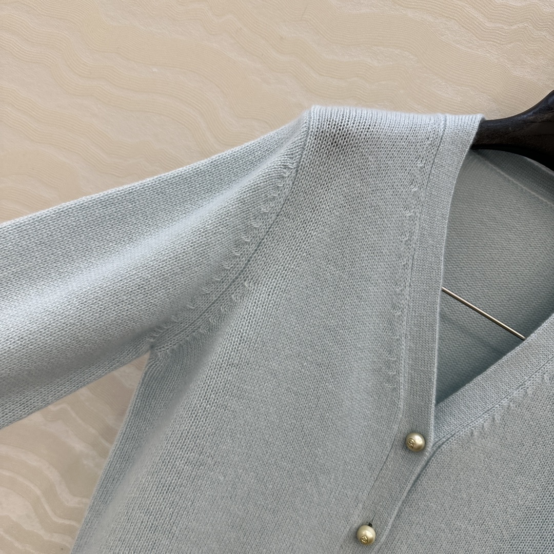 独家首发❤️原单品质MissD长期主义，新品冰蓝色珍珠扣羊绒开衫小外套！气质V领经典版型显瘦绝绝子！原版