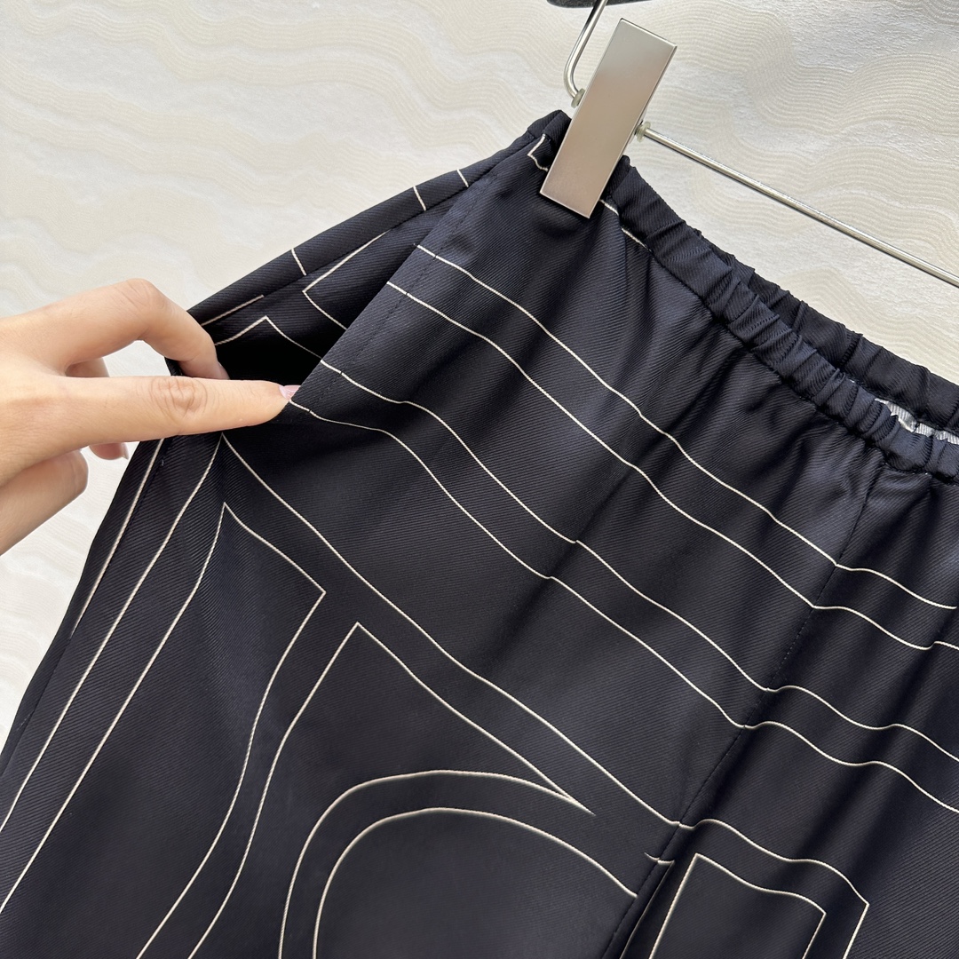 独家首发❤️原单品质，TM长期主义，高智感穿搭，线条字母定位印花真丝阔腿直筒裤。慵懒随性的高级气息！进口