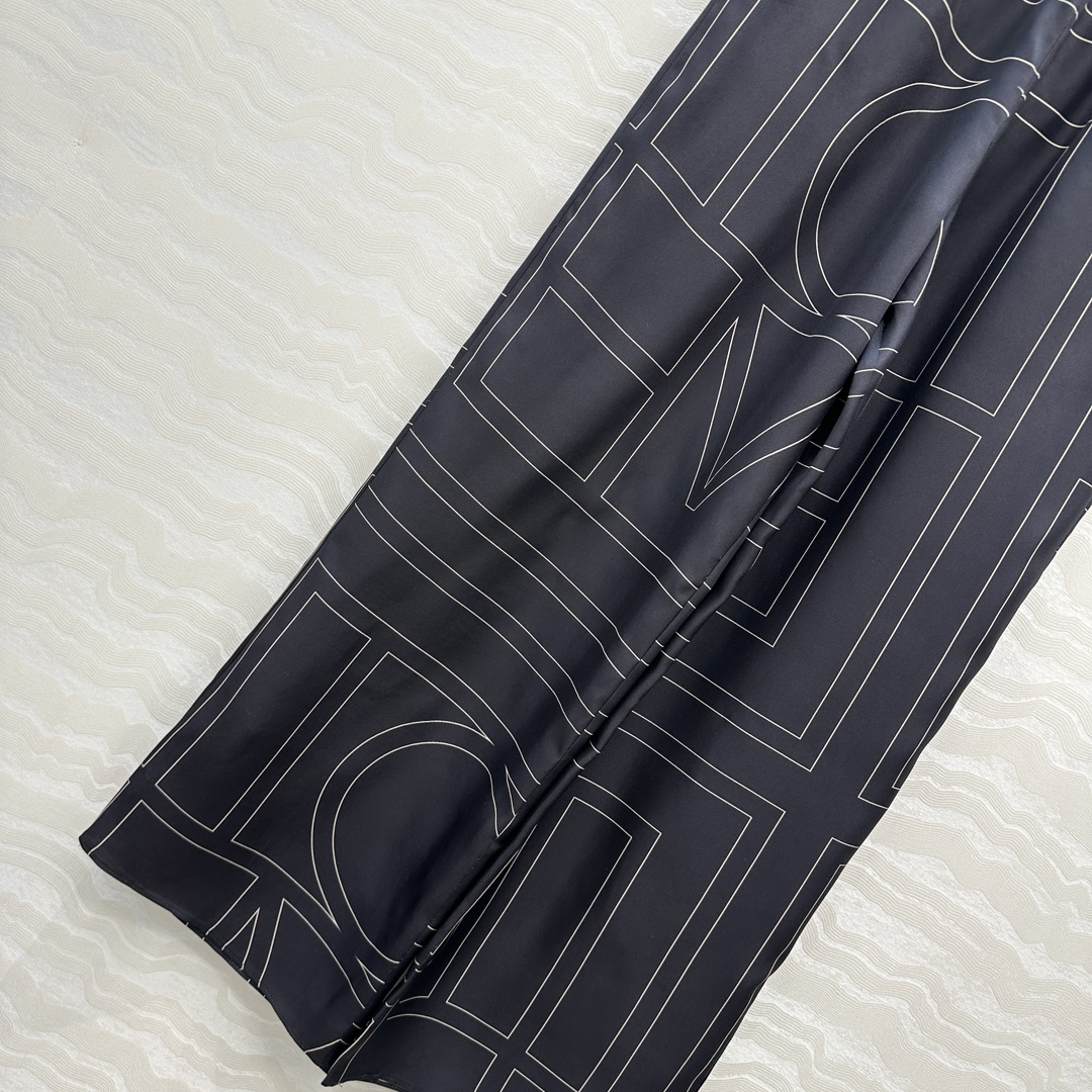 独家首发❤️原单品质，TM长期主义，高智感穿搭，线条字母定位印花真丝阔腿直筒裤。慵懒随性的高级气息！进口