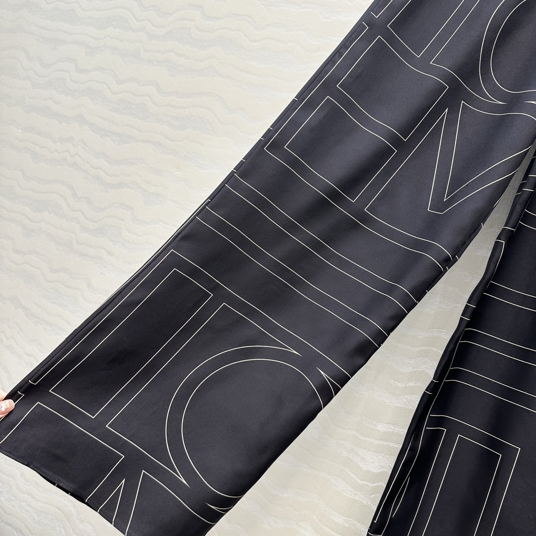 独家首发❤️原单品质，TM长期主义，高智感穿搭，线条字母定位印花真丝阔腿直筒裤。慵懒随性的高级气息！进口