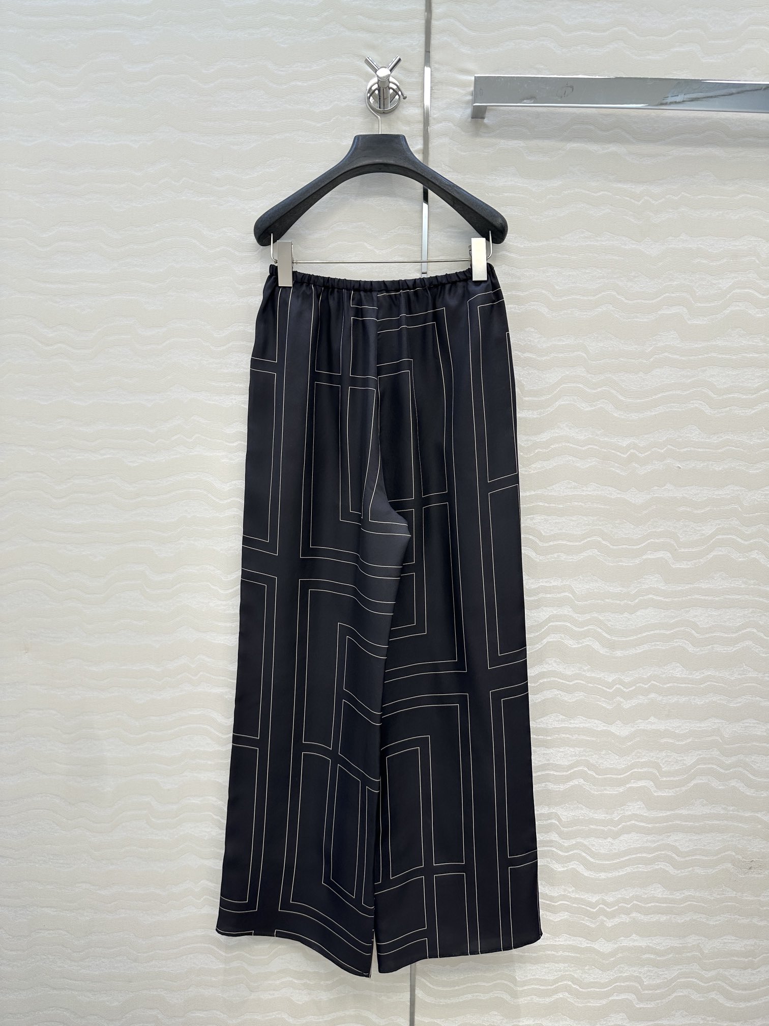 独家首发❤️原单品质，TM长期主义，高智感穿搭，线条字母定位印花真丝阔腿直筒裤。慵懒随性的高级气息！进口