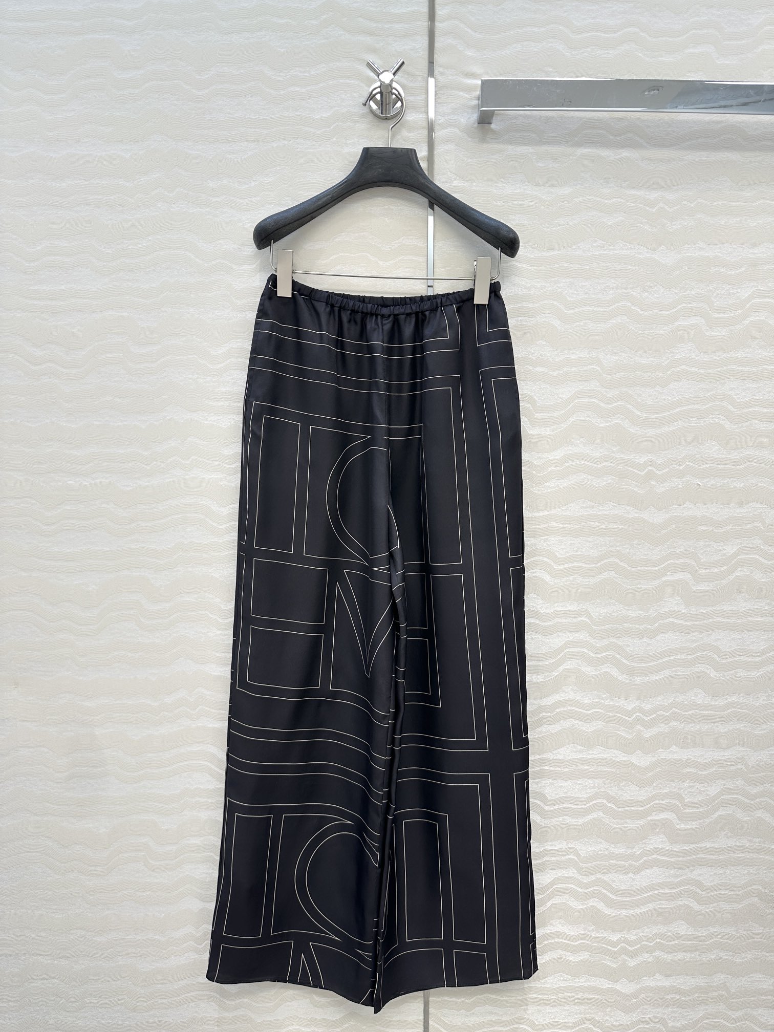 独家首发❤️原单品质，TM长期主义，高智感穿搭，线条字母定位印花真丝阔腿直筒裤。慵懒随性的高级气息！进口