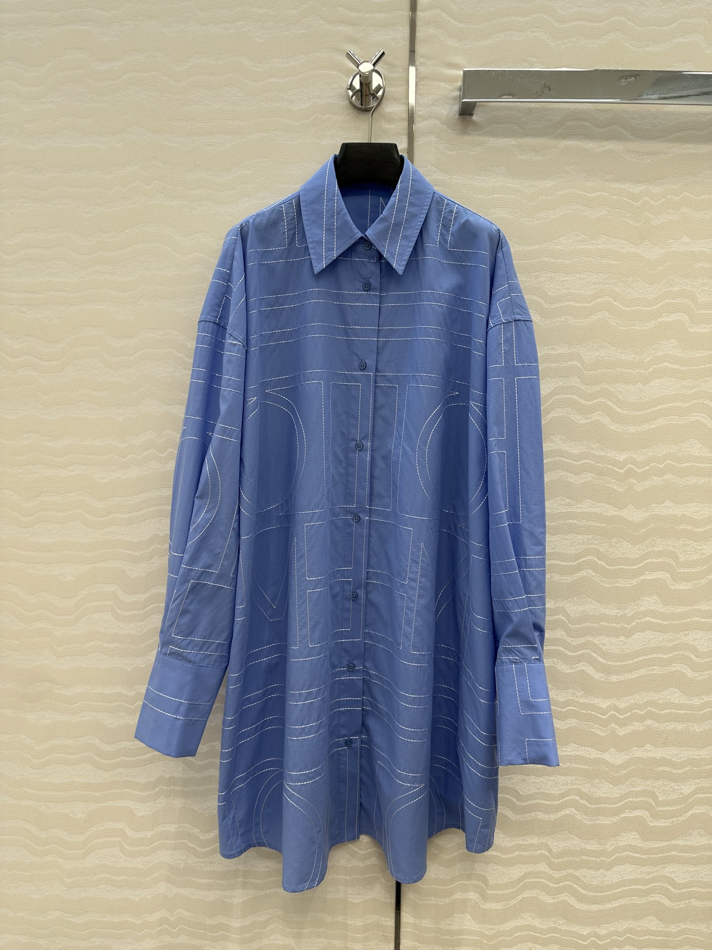 NO:775603,Exclusive first-time original order quality, TM long-termism, high-intellectual wear, line letter positioning embroidery, large shirt, jacket and dress, multiple ways to wear. Swiss Machinery Heavy Industry has positioning cut embroidery on the entire piece!  The loose version of the dropped shoulder lapel has a lazy and casual high-end atmosphere!  Imported organic poplin cotton is light, comfortable and breathable!  The original positioning embroidery pattern, the classic loose version is not picky!  Retro, fashionable and high-end items!  The upper body is super slim!  The quality of workmanship of Bai Fumei's must-have artifact depends on the details, two colors and 3 sizes. The big list is thrown over. Size 36, bust 138, length 92., women's clothing, skirts, jackets & coats, shirts,19860909独家首发原单品质,TM长期主义,高智感穿搭,线条字母定位刺绣大衬衫外套连衣裙多种穿法.瑞士机重工整件定位裁片刺绣！落肩翻领宽松版慵懒随性的高级气息！进口有机府绸棉质感轻盈舒适透气！原版定位刺绣图案,经典宽松版型不挑人！复古时髦又高级的单品！上身超显瘦！ 白富美必入神器做工品质看细节,两色3码.大单子甩过来.36码,胸围138,衣长92.,女装,skirts,jackets & coats,shirts,,Women's clothing