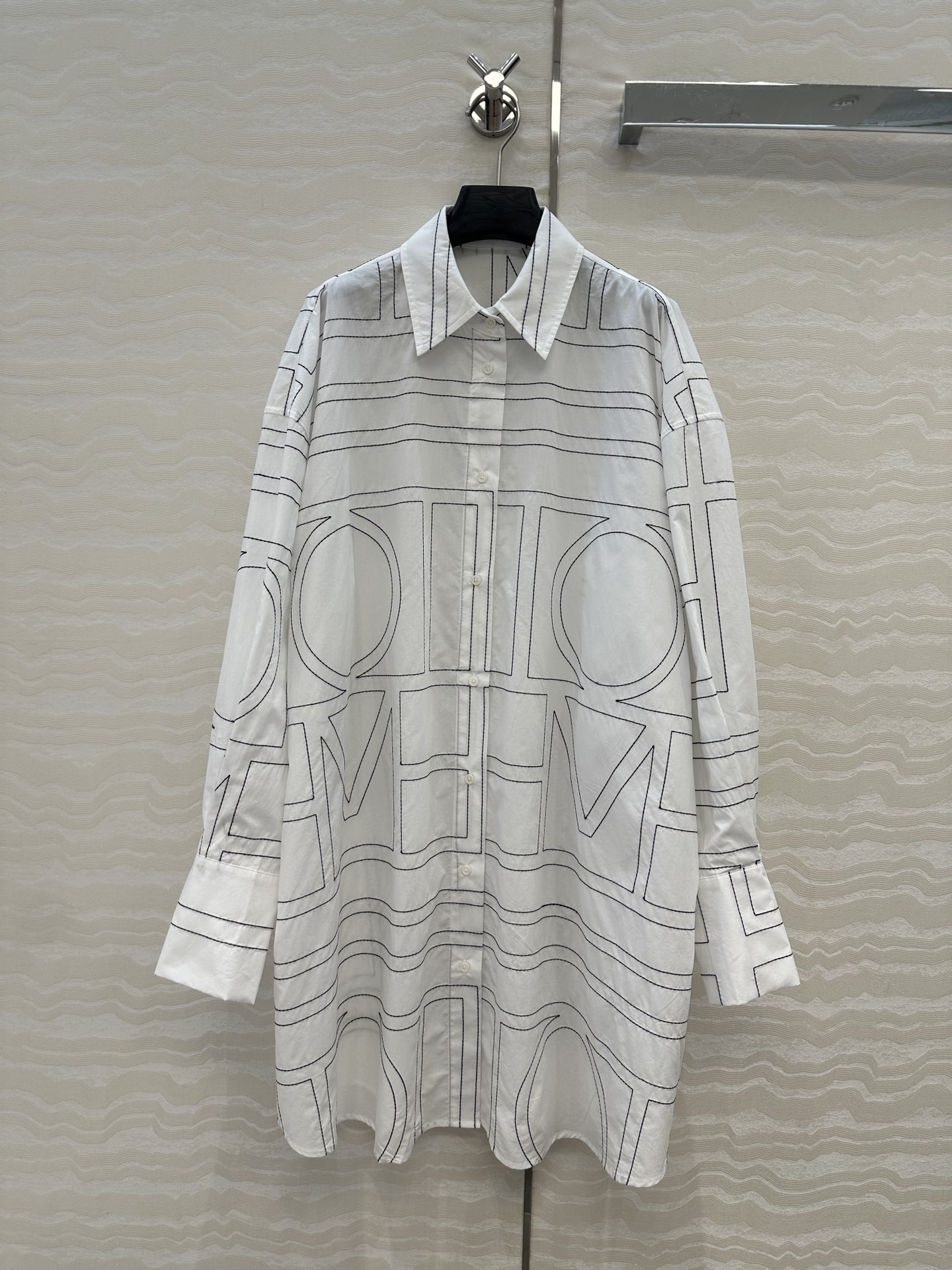 NO:775637,Exclusive first-time original order quality, TM long-termism, high-intellectual wear, line letter positioning embroidery, large shirt, jacket and dress, multiple ways to wear. Swiss Machinery Heavy Industry has positioning cut embroidery on the entire piece!  The loose version of the dropped shoulder lapel has a lazy and casual high-end atmosphere!  Imported organic poplin cotton is light, comfortable and breathable!  The original positioning embroidery pattern, the classic loose version is not picky!  Retro, fashionable and high-end items!  The upper body is super slim!  The quality of workmanship of Bai Fumei's must-have artifact depends on the details, two colors and 3 sizes. The big list is thrown over. Size 36, bust 138, length 92., women's clothing, skirts, jackets & coats, shirts,19860909独家首发原单品质,TM长期主义,高智感穿搭,线条字母定位刺绣大衬衫外套连衣裙多种穿法.瑞士机重工整件定位裁片刺绣！落肩翻领宽松版慵懒随性的高级气息！进口有机府绸棉质感轻盈舒适透气！原版定位刺绣图案,经典宽松版型不挑人！复古时髦又高级的单品！上身超显瘦！ 白富美必入神器做工品质看细节,两色3码.大单子甩过来.36码,胸围138,衣长92.,女装,skirts,jackets & coats,shirts,,Women's clothing