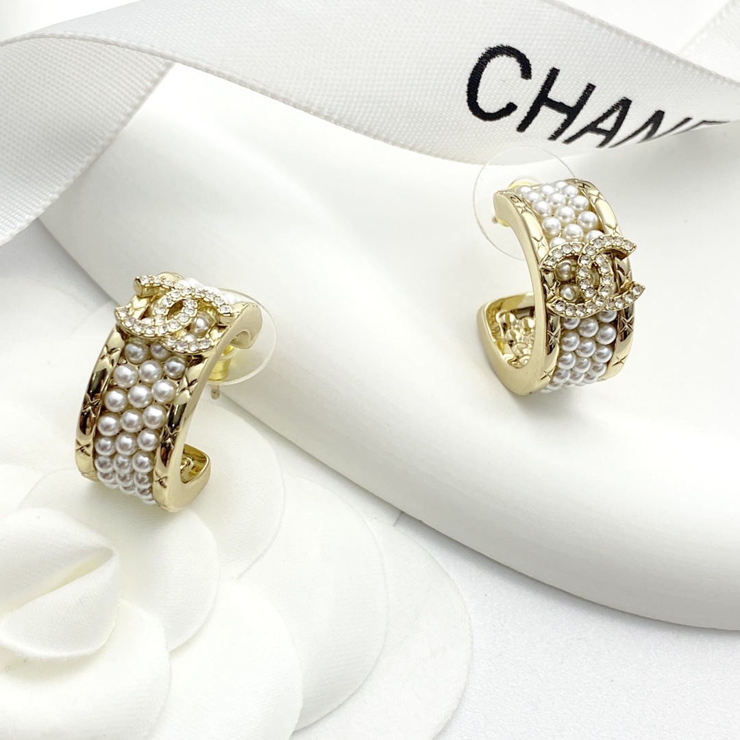 【今日新款】编码E3113   
🛍香奈儿耳钉热销🔥爆上新🆕🆕🆕
😎CHAN 25。  菱格珍珠双c三圈