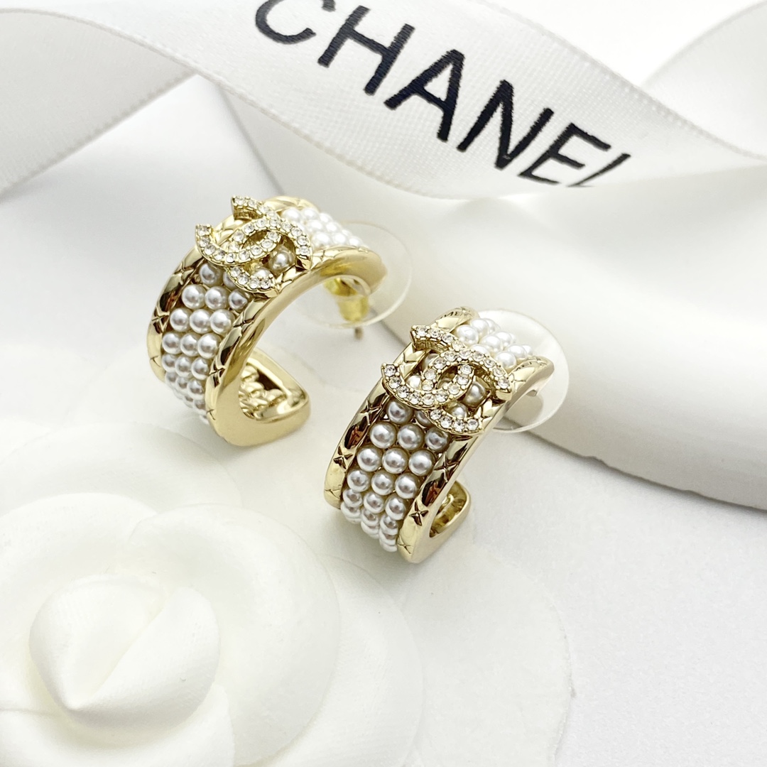 【今日新款】编码E3113   
🛍香奈儿耳钉热销🔥爆上新🆕🆕🆕
😎CHAN 25。  菱格珍珠双c三圈