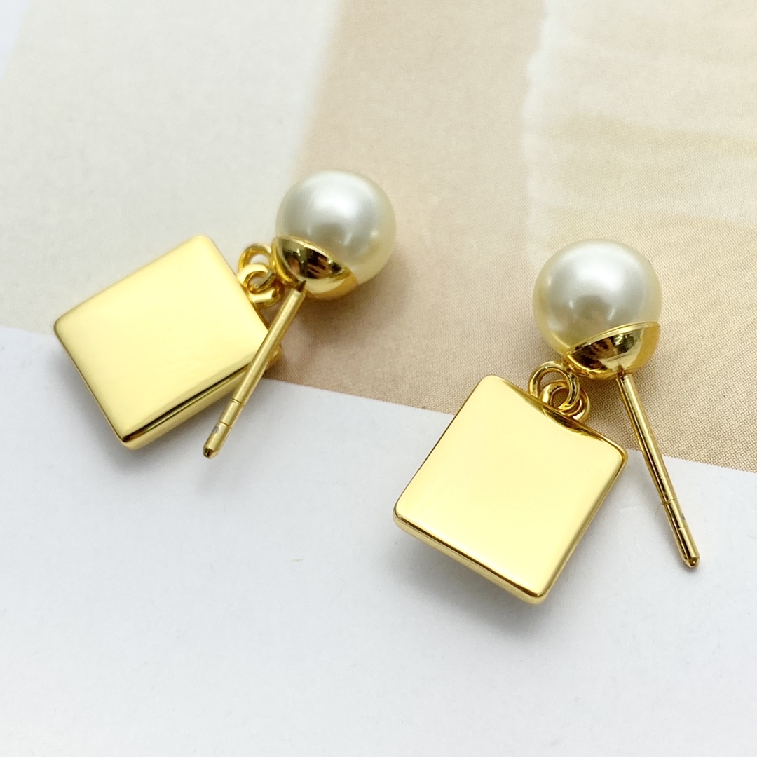 【今日新款】编码E3111   
🛍DIOR耳钉热销款火爆上新🆕🆕🆕
🤡Dior 金色CD星星方块珍珠耳