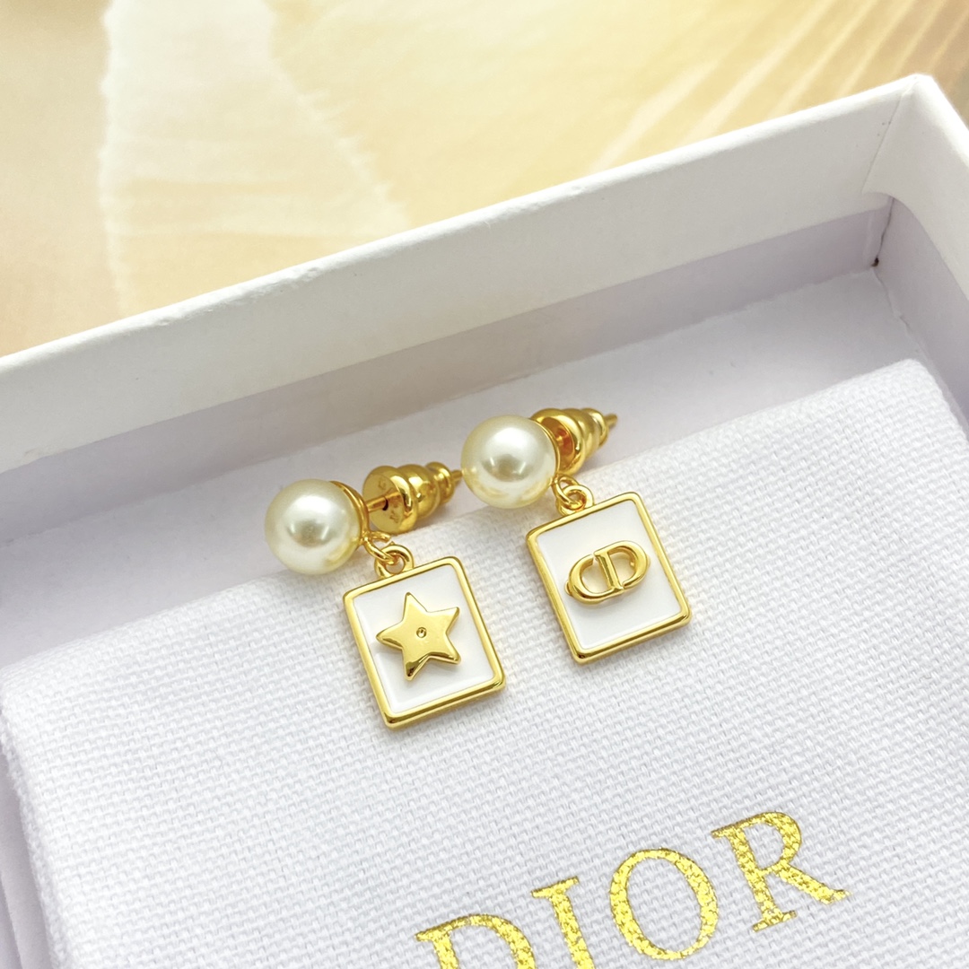 【今日新款】编码E3111   
🛍DIOR耳钉热销款火爆上新🆕🆕🆕
🤡Dior 金色CD星星方块珍珠耳