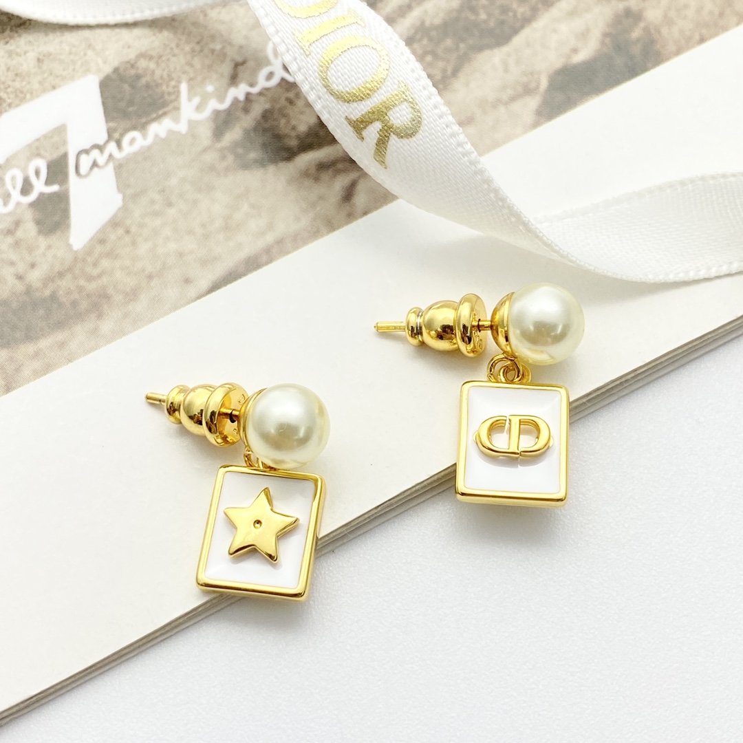 【今日新款】编码E3111   
🛍DIOR耳钉热销款火爆上新🆕🆕🆕
🤡Dior 金色CD星星方块珍珠耳