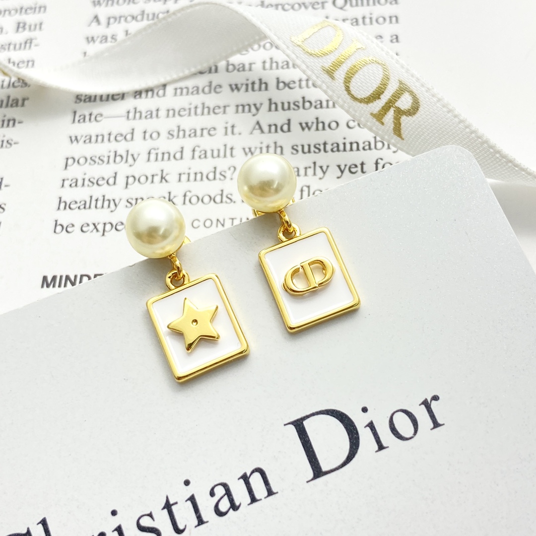 【今日新款】编码E3111   
🛍DIOR耳钉热销款火爆上新🆕🆕🆕
🤡Dior 金色CD星星方块珍珠耳