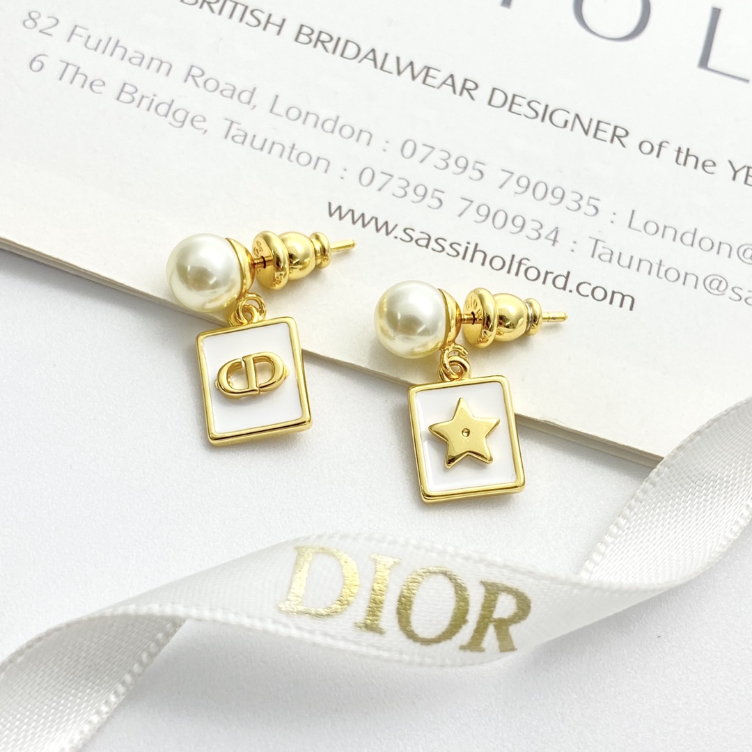 【今日新款】编码E3111   
🛍DIOR耳钉热销款火爆上新🆕🆕🆕
🤡Dior 金色CD星星方块珍珠耳