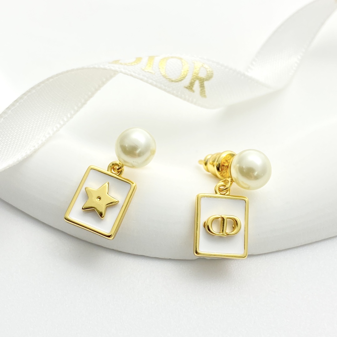 【今日新款】编码E3111   
🛍DIOR耳钉热销款火爆上新🆕🆕🆕
🤡Dior 金色CD星星方块珍珠耳