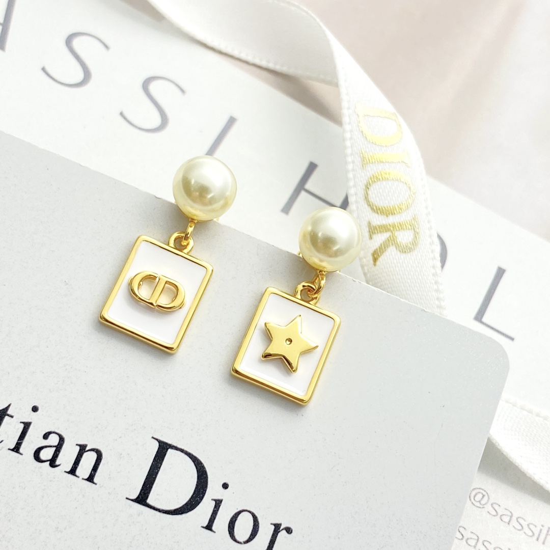 【今日新款】编码E3111   
🛍DIOR耳钉热销款火爆上新🆕🆕🆕
🤡Dior 金色CD星星方块珍珠耳
