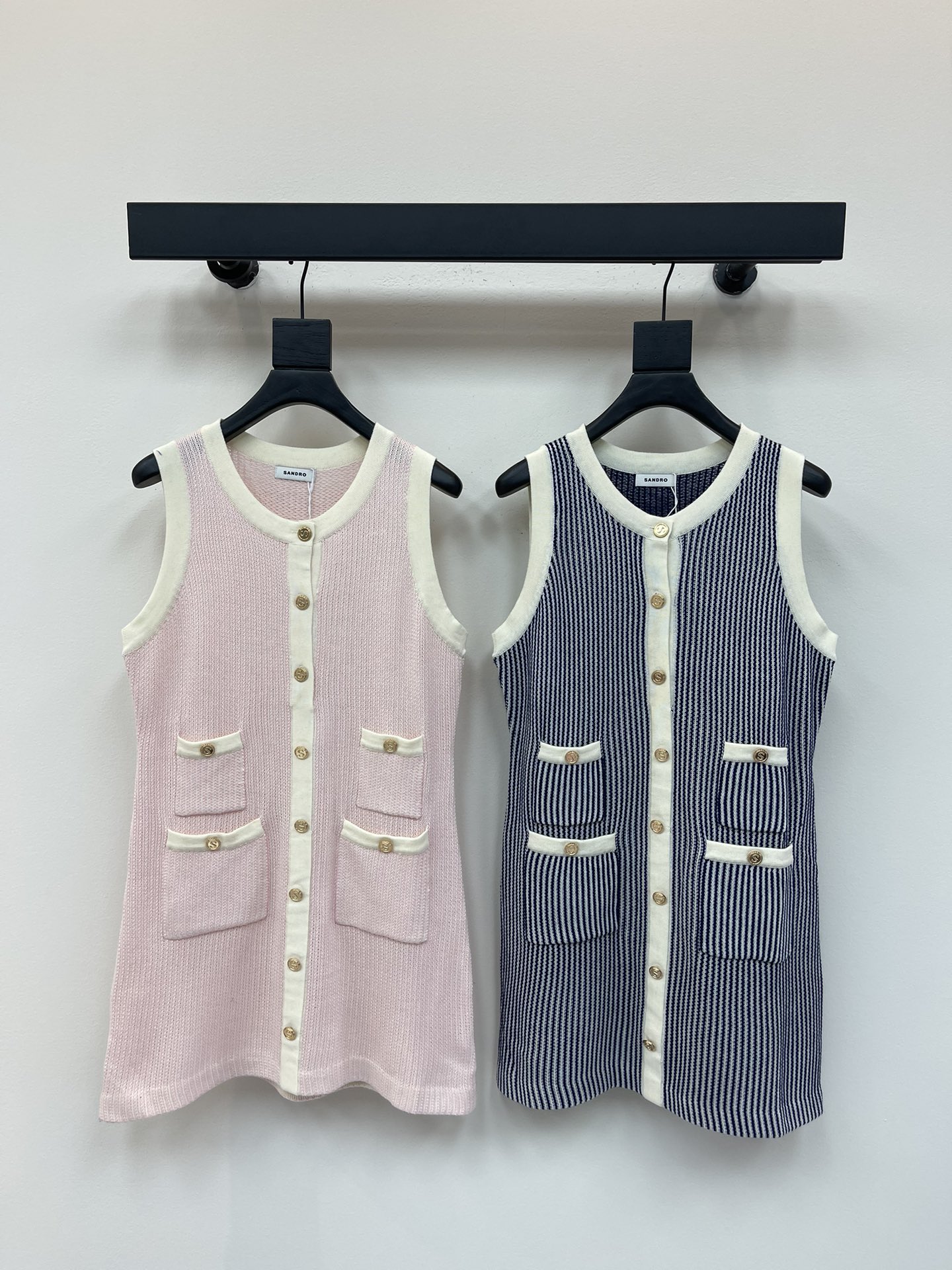 NO:438237,SANDRO*25 new small fragrance style knitted vest sleeveless dress, white splicing design shows super temperament, open button embellishment, adds a slim fit to highlight the body shape, and looks slim and fashionable. A full-season wear item!  SML, skirts,alexander wang19860909SANDRO*25新款小香风针织背心无袖连衣裙,白色拼接设计超显气质 开扣点缀 为简易穿搭增添造型 修身版型 凸显身型 穿搭显瘦洋气 四季通穿单品！SML,,skirts,alexander wang,Women's clothing