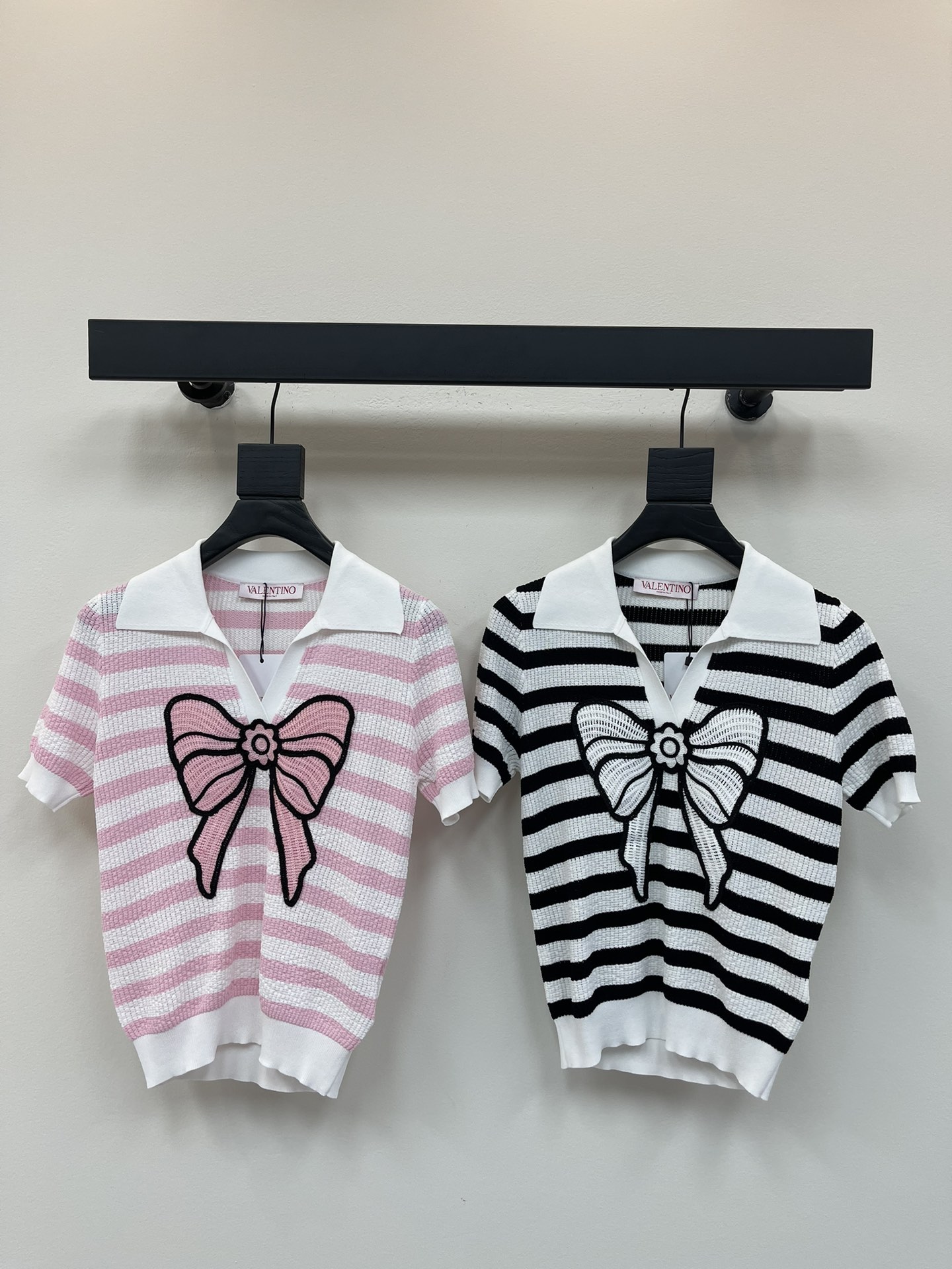 NO:438988,*25 new striped bow lapel knitted short sleeve bow logo embellishment, fashionable and relaxing feeling on the upper body, color pink white, size 36.38.40,,T-shirt,alexander wang19860909*25新款条纹蝴蝶结翻领针织短袖 蝴蝶结logo修饰点缀 上身時尚鬆弛感 颜色粉色 白色 尺码36.38.40,,T-shirt,alexander wang,Women's clothing