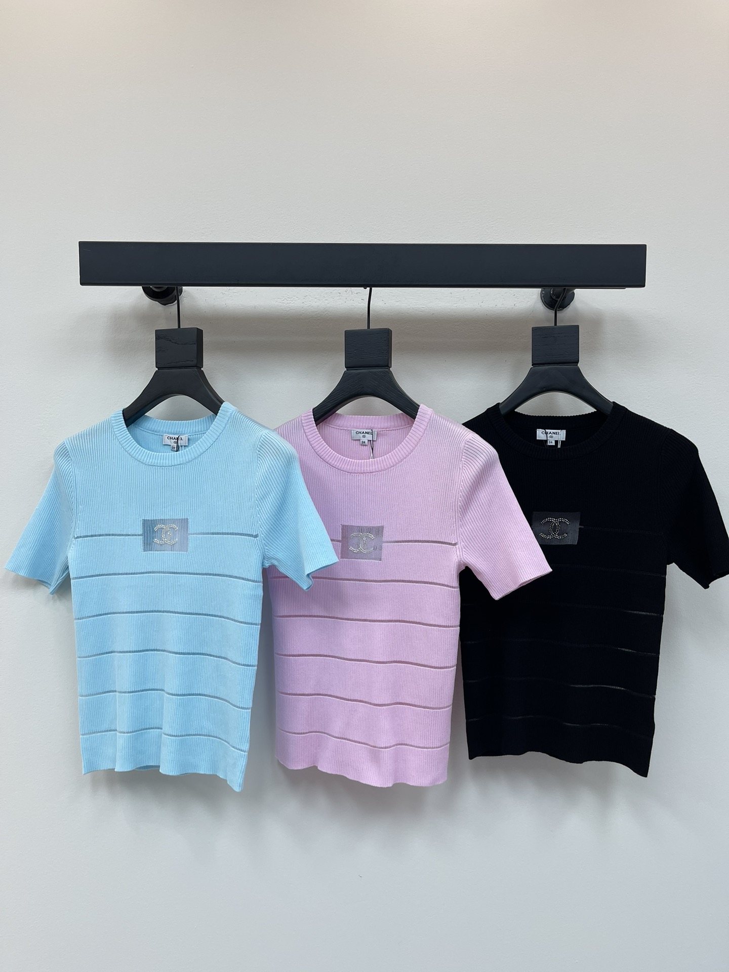 NO:438994,Chane*25 new small fragrance slim knitted short sleeves Customized YB imported yarn woven elastic and comfortable, breathable and easy to wear Knitted short sleeves tailoring beautify the proportion of head and shoulders, and make the chest look slim and the logo decoration of double C letters in the chest. Retro style is strong. Slim fit style highlights the figure. The stripes below the chest are hollowed out. The style is light and age-reducing. The first choice for daily wear is the age-reducing and fashionable. SML, chanel, T-shirt, alexander wang19860909Chane*25新款小香修身针织短袖 定制YB进口纱线织造 弹力舒适 透气好穿 针织短袖剪裁 美化头肩比例更显瘦 胸前透视框内 订珠双C字母徽标装饰 复古风格强烈 修身版型 突显身材 胸口以下条纹镂空相间 风格轻快减龄 日常穿搭首选单品 减龄洋气 SML,,chanel,T-shirt,alexander wang,Women's clothing