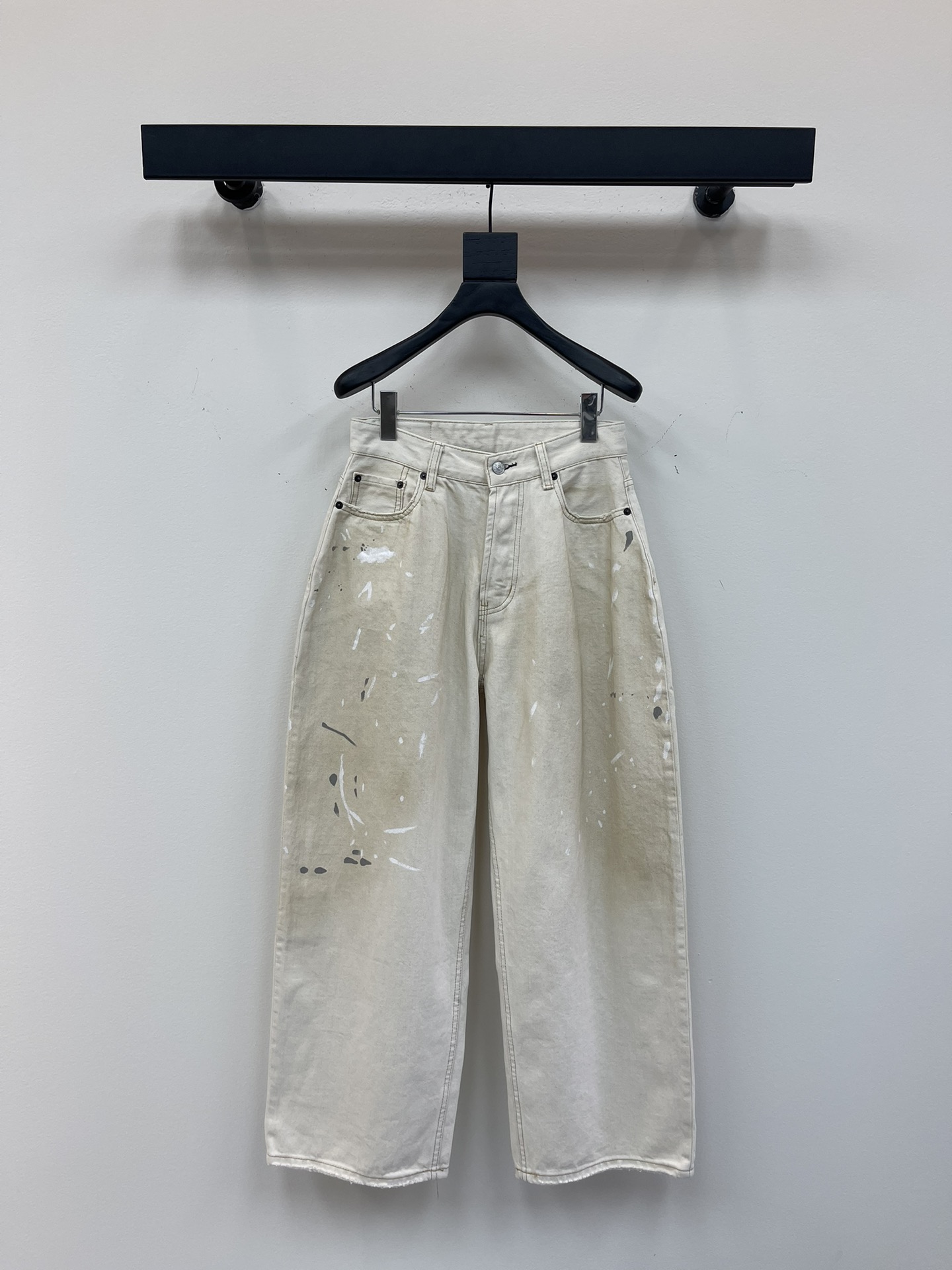 NO:442761,*25 new old dirty and ripped large pocket jeans. It is a treasured item for pear-shaped figure. It can also take into account the dual needs of fashion while modifying the leg shape. The irregularly worn and ripped hole design fabric is made of cotton jeans. The upper body is gentle and gentle, and the color is also customized to dye old dirty and dyed, which is really amazing!  SML, jeans,alexander wang19860909*25新款做旧脏染破洞大口袋牛仔裤 堪称梨形身材的宝藏单品,修饰腿型之余还能兼顾时髦双重需求.裤身纯手工做的不规则磨破破洞设计面料采用的是全棉牛仔.上身狠温柔,颜色也是定制定染做旧脏染设计,真的很绝！SML,,jeans,alexander wang,Women's clothing