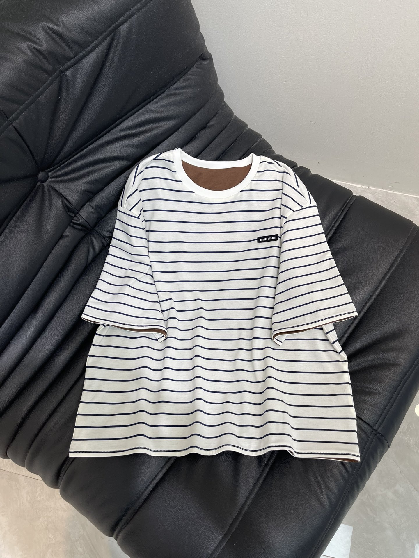 NO:438232,Miumi*25 new striped round neck loose two-sided short-sleeved T-shirt Customized YB native cotton material breathable and comfortable, full texture Loose short-sleeved T-shirt cut highlights the brand style Made of gram-weight pure cotton, full of drape, presents a slim visual effect Wearing both sides on the inside and outside. One side plain-colored chest uses letter logo to enhance brand identity. Fashionable and high-end feel immediately. One side black and white stripes intersect, folds reveal contrasting details to create a personal style. Fashionable and relaxed. The inner wear is brilliant and fashionable. SML,,miumiu, T-shirt,tees, t-shirt,alexander wang19860909Miumi*25新款条纹圆领宽松两面穿短袖T恤 定制YB原生全棉材质 透气舒适 质感十足 宽松短袖T恤裁剪 凸显品牌格调 采用克重纯棉制成 垂坠感十足 呈现显瘦视觉效果 里外两面穿设计 一面素色胸前利用字母徽标 加强品牌标识度 时尚高级感立现 一面黑白条纹相间 翻折露出撞色细节 打造个性风格 时髦松弛 单穿内搭都出彩时髦 SML,,miumiu,T-shirt,tees，t-shirt,alexander wang,Women's clothing
