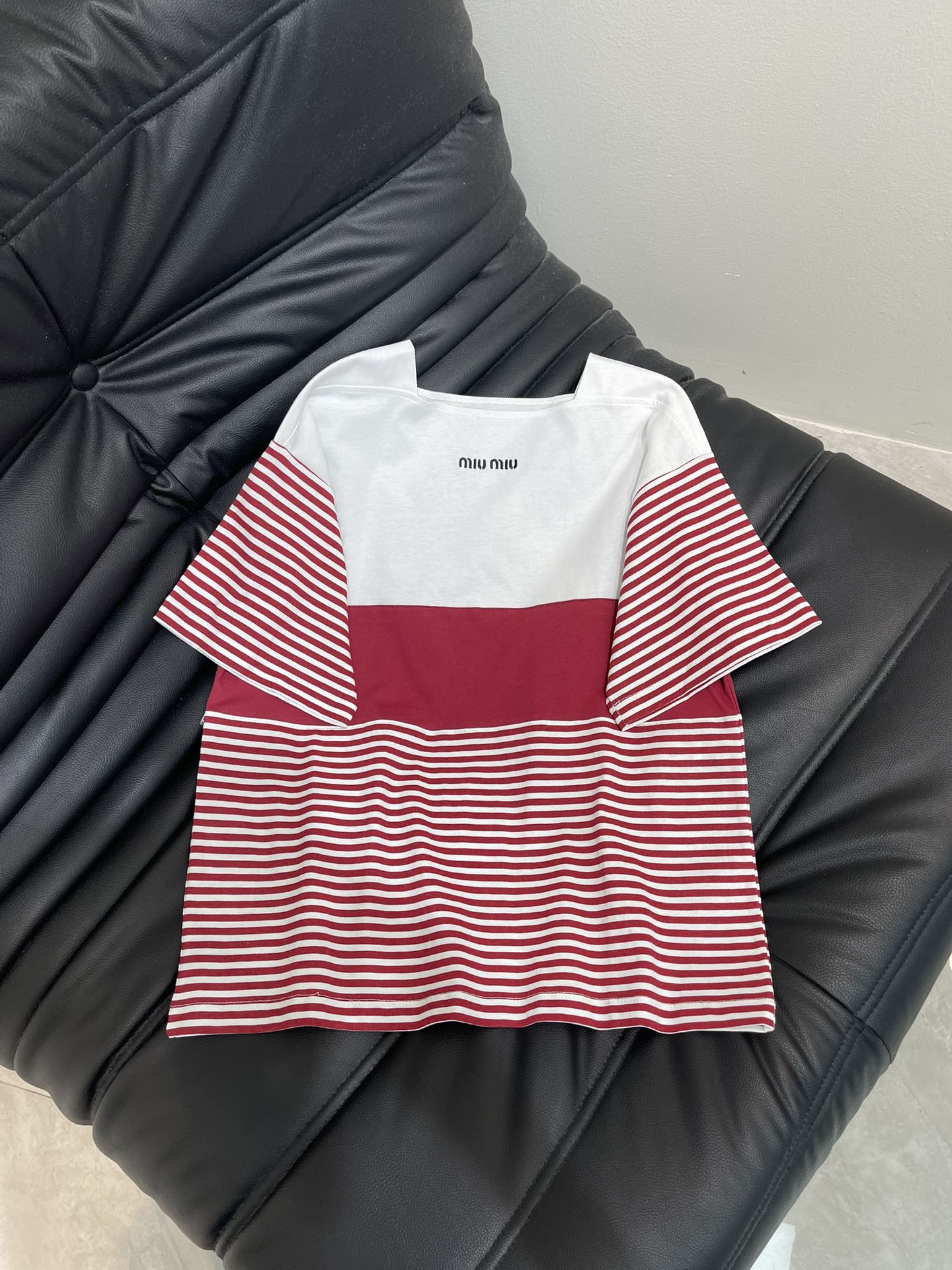 NO:440659,Miumi*25 Navy style new embroidered spliced ​​striped short-sleeved T-shirt!  This is simply a magical tool for concave shape!  A must-have item for summer vacation!  The upper body is the style of an INS blogger. It can easily make you look good and the exquisite upper body perfectly shows the beautiful curves!  The style is easy to wear with shorts and short skirts or work jeans for a good body proportion!  SML, miumiu, skirts, shorts, jeans, T-shirt, tees, t-shirt, alexander wang19860909Miumi*25海军风新款刺绣拼接条纹短袖T恤！这款简直就是凹造型神器！夏日度假必备的单品！随意上身都是INS博主风 轻轻松松就能让你颜值开挂 精致版型上身完美展现优美的曲线！ 版型日常无论搭配短裤短裙 或者工装牛仔裤轻松穿出好的身材比例！SML,,miumiu,skirts,shorts,jeans,T-shirt,tees，t-shirt,alexander wang,Women's clothing