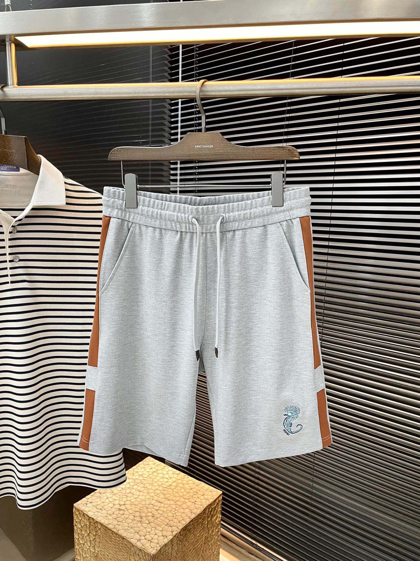 Hermes Spring 2025 Leisure Shorts: High-End Comfort and Style in Cotton Fabric - 图片 1