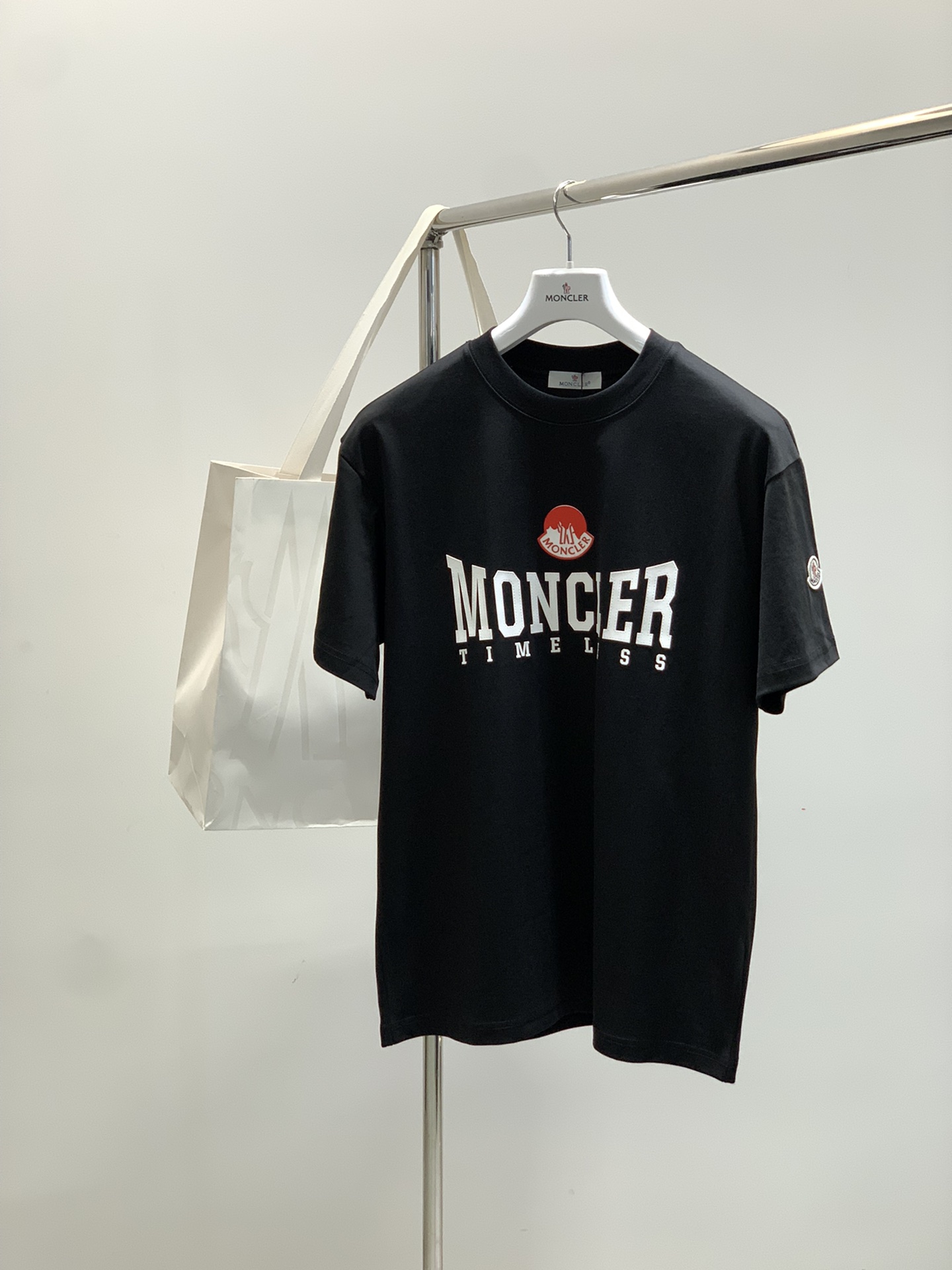 NO:459019,,Moncler cover, the latest product in 2025 summer, the counter is available for sale in the original order, fashionable and casual round neck short-sleeved T-shirt, comfortable upper body!  Eye-catching and highlighted, using imported original fabric, top-grade printed craft letter pattern logo, simple but not lacking in fashion, fashionable and handsome upper body, 2 colors recommended, S-3XL, Moncler, T-shirt,tees, t-shirt,alexander wang19860909,Moncler 蒙口,2025夏季最新品,专柜同步有售原单狠货,时尚休闲圆领短袖T恤,上身舒适！吸睛而有亮点,采用进口原版面料,顶级印花工艺字母图案logo,简单而不失时尚,上身时尚帅气,2色推荐,码数S-3XL,,Moncler,T-shirt,tees，t-shirt,alexander wang,Men's clothing