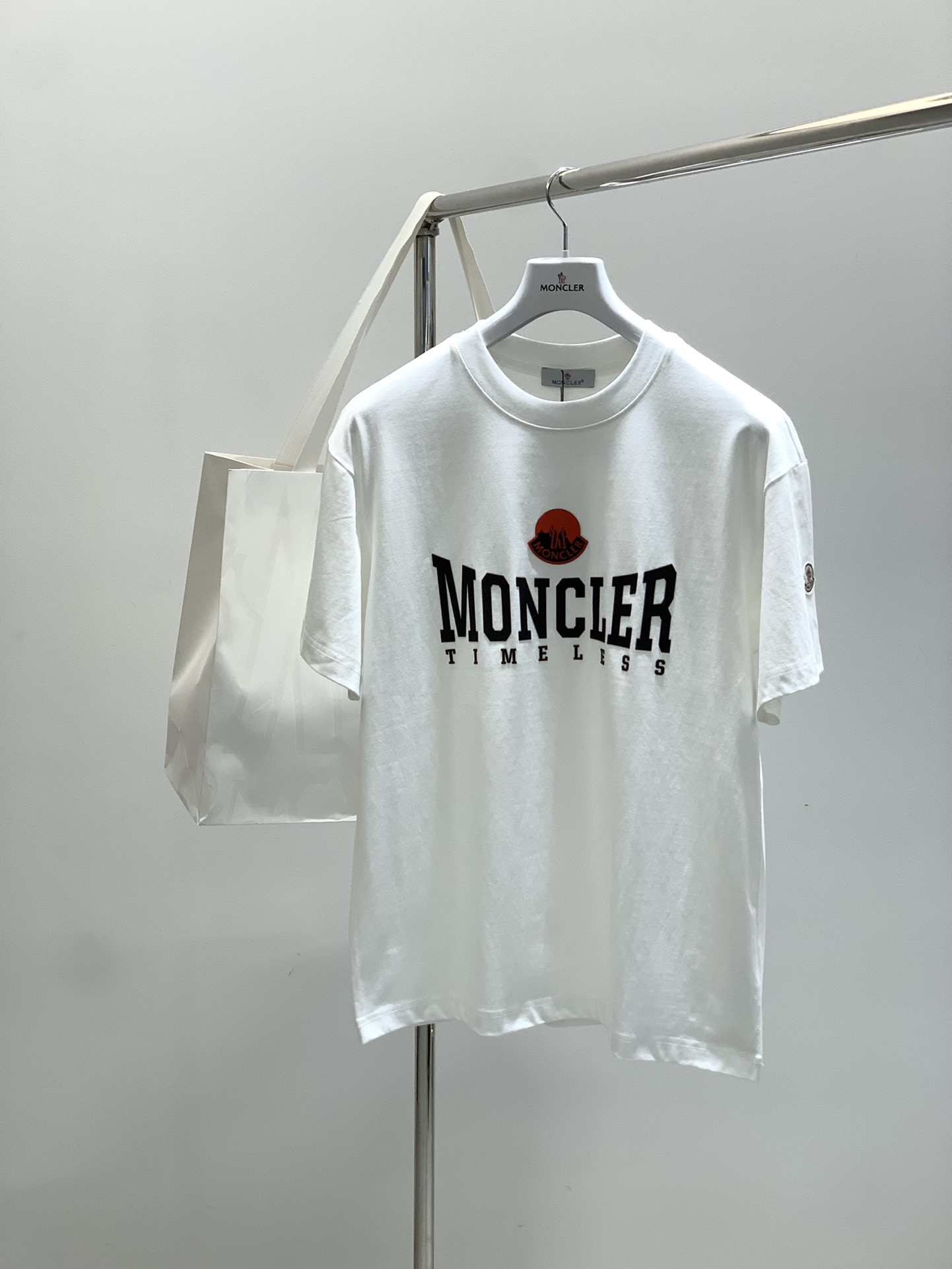 NO:446840,,Moncler cover, the latest product in 2025 summer, the counter is available for sale in the original order, fashionable and casual round neck short-sleeved T-shirt, comfortable upper body!  Eye-catching and highlighted, using imported original fabric, top-grade printed craft letter pattern logo, simple but not lacking in fashion, fashionable and handsome upper body, 2 colors recommended, S-3XL, Moncler, T-shirt, tees, t-shirt, alexander wang19860909,Moncler 蒙口,2025夏季最新品,专柜同步有售原单狠货,时尚休闲圆领短袖T恤,上身舒适！吸睛而有亮点,采用进口原版面料,顶级印花工艺字母图案logo,简单而不失时尚,上身时尚帅气,2色推荐,码数S-3XL,,Moncler,T-shirt,tees，t-shirt,alexander wang,Men's clothing