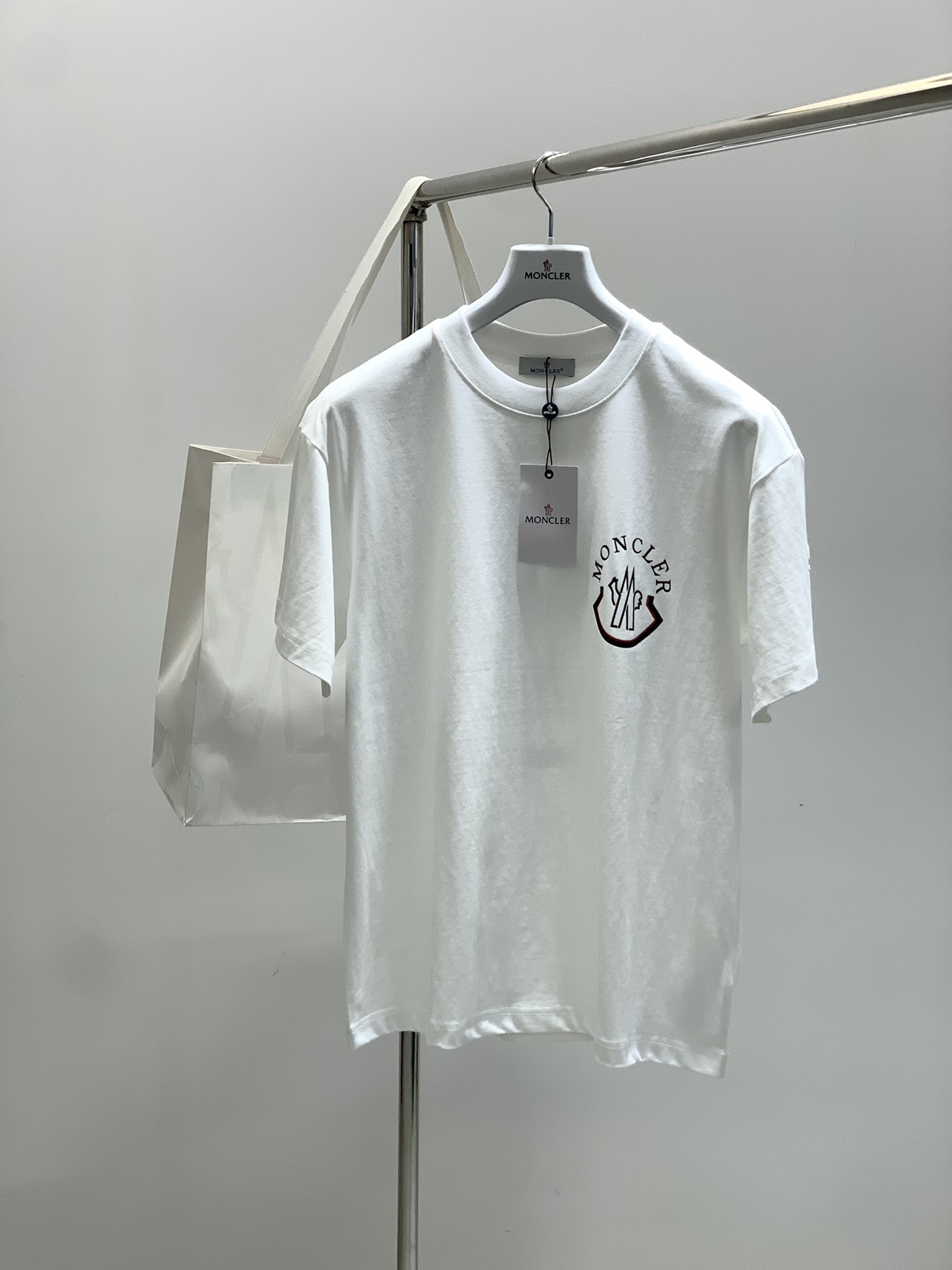 NO:446850,,Moncler cover, the latest summer product, the counter is available for sale at the same time, fashionable and casual round neck short-sleeved T-shirt, comfortable on the upper body!  Eye-catching and highlighted, using imported original fabric, top-grade printed craft letter pattern logo, simple but not lacking in fashion, fashionable and handsome upper body, 2 colors recommended, S-3XL, Moncler, T-shirt,tees, t-shirt,alexander wang19860909,Moncler 蒙口,夏季最新品,专柜同步有售原单狠货,时尚休闲圆领短袖T恤,上身舒适！吸睛而有亮点,采用进口原版面料,顶级印花工艺字母图案logo,简单而不失时尚,上身时尚帅气,2色推荐,码数S-3XL,,Moncler,T-shirt,tees，t-shirt,alexander wang,Men's clothing