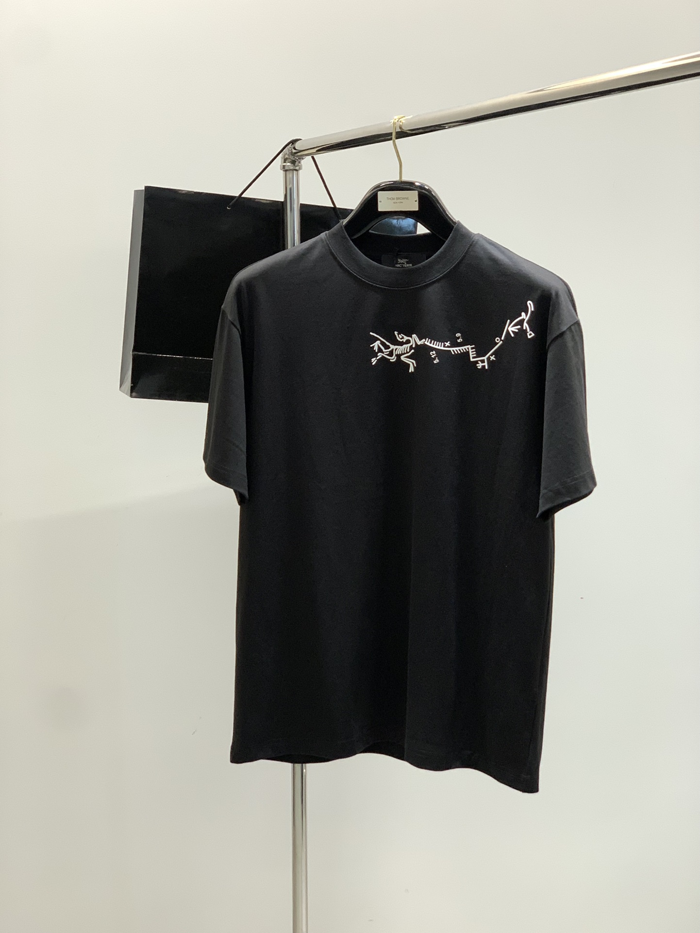 NO:446884,,ARCTERYX Archaeoptera bird, new summer AW products, fashionable and casual round neck short-sleeved T-shirts, available at the same time for counters, original singles, imported original fabrics, extremely complex craftsmanship, fairly elegant and fashionable visuals, noble and elegant, from the main fabric to the detailed craftsmanship, showing the ingenuity of fashion, 2 colors recommendations, codes S-3XL, arc'teryx, T-shirt,tees, t-shirt, alexander wang19860909,ARCTERYX 始祖鸟,夏季AW新品,时尚休闲圆领短袖T恤,专柜同步有售,原单狠货,进口原版面料,工艺极度复杂,视觉相当雅致时髦,高贵而优雅,从主体面料到细节工艺,彰显时装的匠心所在,2色推荐,码数S-3XL,arc'teryx,T-shirt,tees，t-shirt,alexander wang,Men's clothing