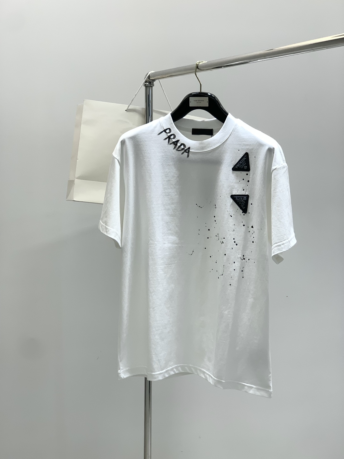 NO:446841,,PRADA Prada, the latest summer products, available at the counter at the same time, fashionable and casual round neck short-sleeved T-shirt, imported original fabric, extremely complex workmanship, the only channel that can be used as a purchasing agent level, top-level printing craft letter pattern logo, extremely high grade, comfortable and versatile, handsome and stylish upper body, 2 colors recommended, S-3XL,,prada,prada,T-shirt,tees,t-shirt,alexander wang19860909,PRADA 普拉达,夏季最新品,专柜同步有售,时尚休闲圆领短袖T恤,进口原版面料,做工极为复杂,唯一可以做代购级别的渠道狠货,顶级印花工艺字母图案logo,档次极高,舒适百搭,上身帅气有型,2色推荐,码数S-3XL,,prada,prada,T-shirt,tees，t-shirt,alexander wang,Men's clothing