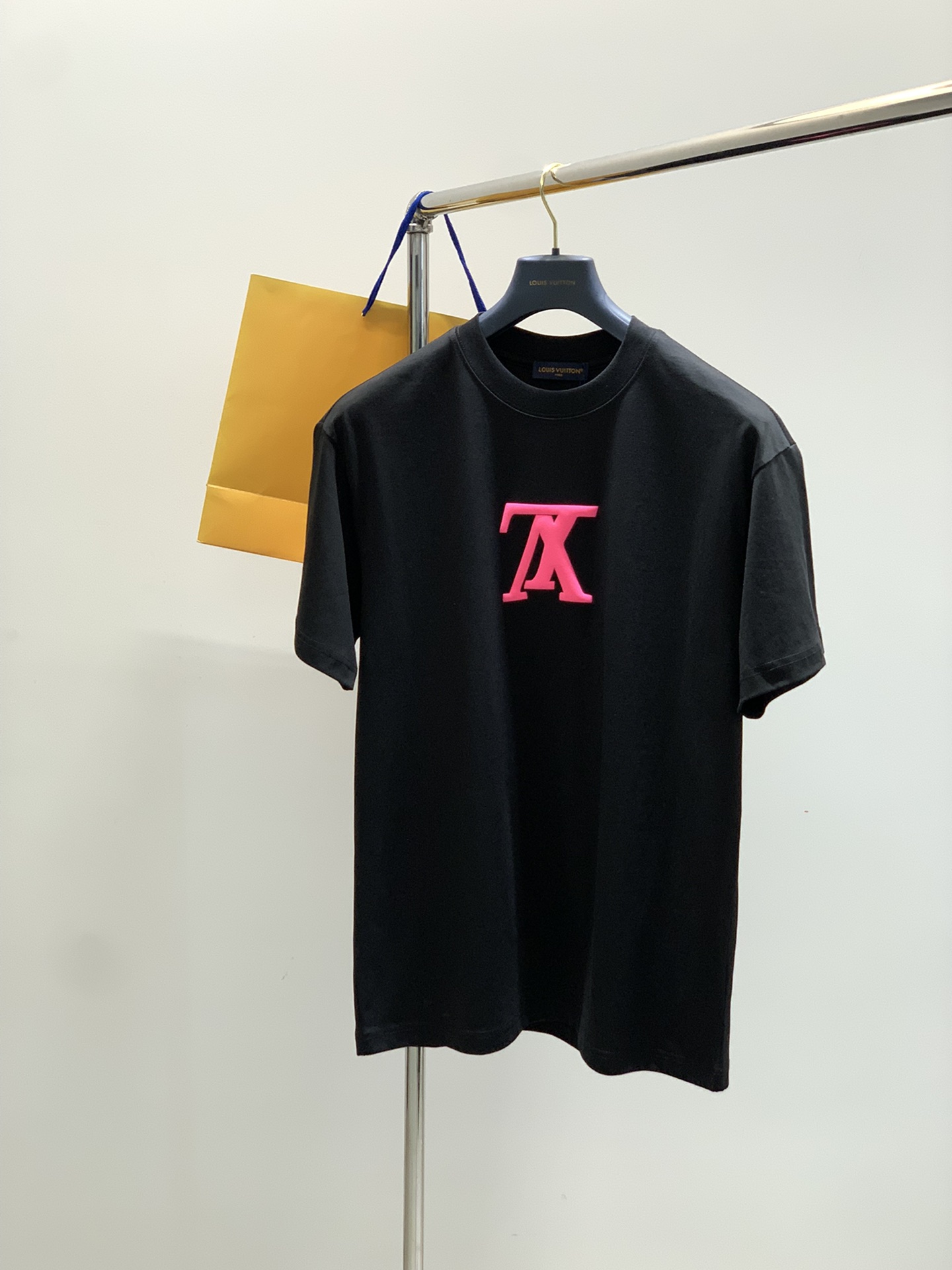 NO:459017,,LouisVuitton, the latest model for summer 2025, available at the counter at the same time, original singles, fashionable and casual round neck short-sleeved T-shirt, very distinctive on the upper body!  Eye-catching and highlighted, imported original fabric, top-level printing craft letter pattern decorative logo, simple but not lacking in fashion, classic and atmospheric, comfortable and breathable, handsome and stylish on the upper body, 2 colors recommended, code number S-3XL,, louis vuitton, louis vuitton, T-shirt,tees, t-shirt,alexander wang19860909,LouisVuitton 路易威登,2025夏季最新款,专柜同步有售,原单狠货,时尚休闲圆领短袖T恤,上身很有特点！吸睛而有亮点,进口原版面料,顶级印花工艺字母图案装饰Logo,简单而不失时尚,经典大气,舒适透气,上身帅气有型,2色推荐,码数S-3XL,,louis vuitton,louis vuitton,T-shirt,tees，t-shirt,alexander wang,Men's clothing