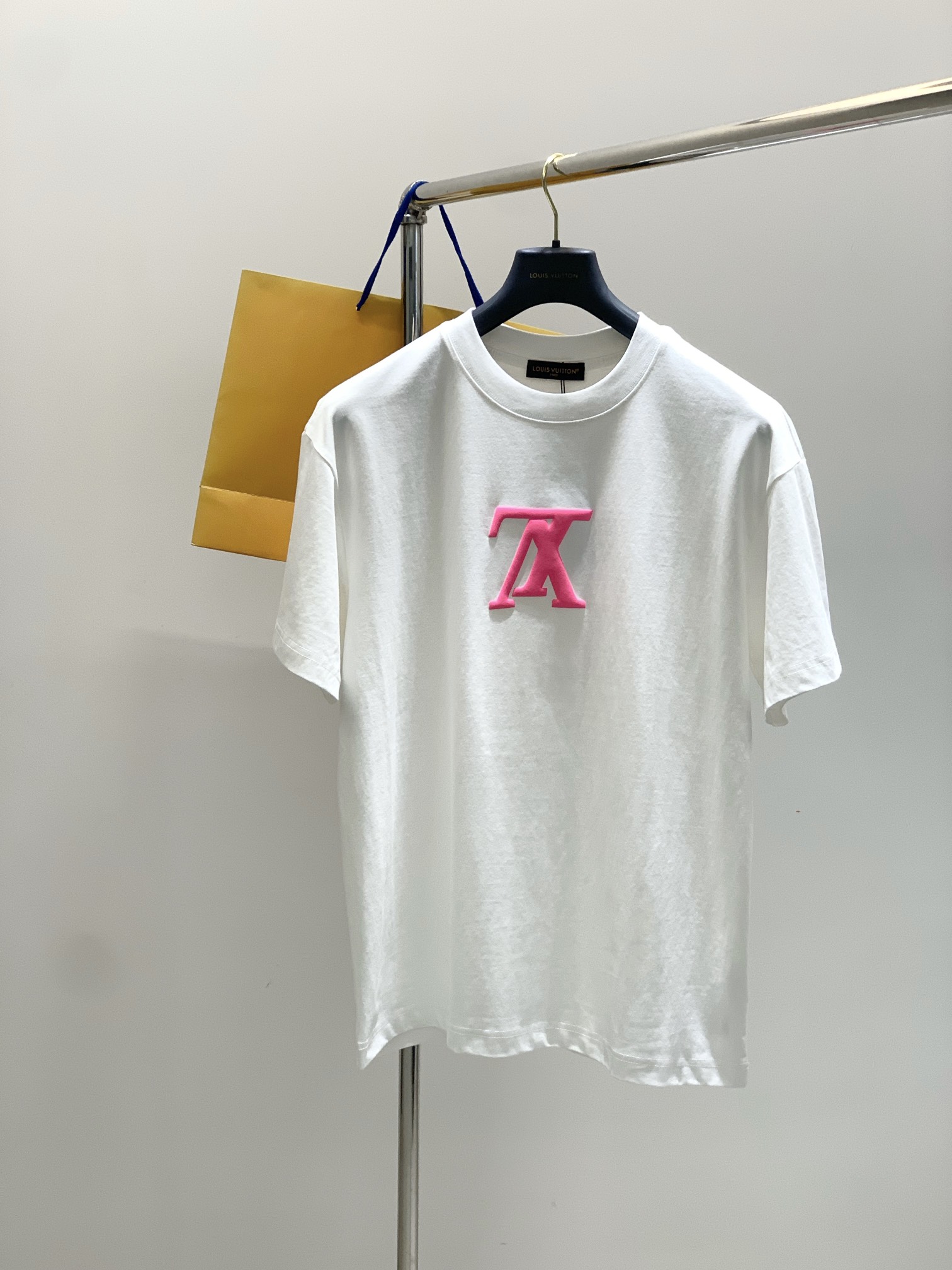 NO:446858,,LouisVuitton, the latest model for summer 2025, available at the counter at the same time, original singles, fashionable and casual round neck short-sleeved T-shirt, very distinctive on the upper body!  Eye-catching and highlighted, imported original fabric, top-level printing craft letter pattern decorative logo, simple but not lacking in fashion, classic and atmospheric, comfortable and breathable, handsome and stylish on the upper body, 2 colors recommended, code number S-3XL,, louis vuitton, louis vuitton, T-shirt,tees, t-shirt,alexander wang19860909,LouisVuitton 路易威登,2025夏季最新款,专柜同步有售,原单狠货,时尚休闲圆领短袖T恤,上身很有特点！吸睛而有亮点,进口原版面料,顶级印花工艺字母图案装饰Logo,简单而不失时尚,经典大气,舒适透气,上身帅气有型,2色推荐,码数S-3XL,,louis vuitton,louis vuitton,T-shirt,tees，t-shirt,alexander wang,Men's clothing