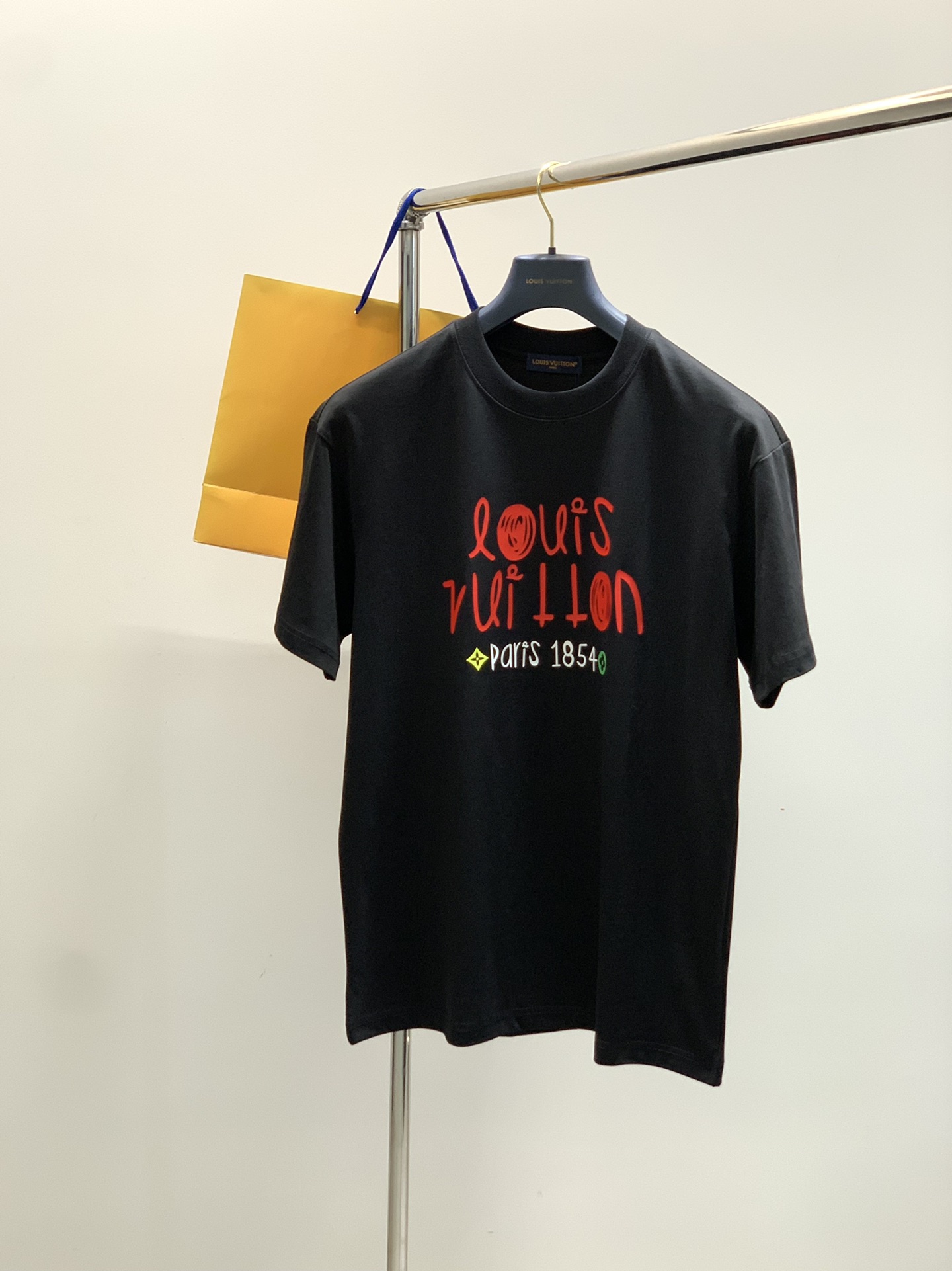 NO:446878,,LouisVuitton, the latest summer model, available at the counter at the same time, original singles, fashionable and casual round neck short-sleeved T-shirt, very distinctive on the upper body!  Eye-catching and highlighted, imported original fabric, top-level printing craft letter pattern decorative logo, simple but not lacking in fashion, classic and atmospheric, comfortable and breathable, handsome and stylish on the upper body, 2 colors recommended, code number S-3XL,, louis vuitton, louis vuitton, T-shirt,tees, t-shirt,alexander wang19860909,LouisVuitton 路易威登,夏季最新款,专柜同步有售,原单狠货,时尚休闲圆领短袖T恤,上身很有特点！吸睛而有亮点,进口原版面料,顶级印花工艺字母图案装饰Logo,简单而不失时尚,经典大气,舒适透气,上身帅气有型,2色推荐,码数S-3XL,,louis vuitton,louis vuitton,T-shirt,tees，t-shirt,alexander wang,Men's clothing