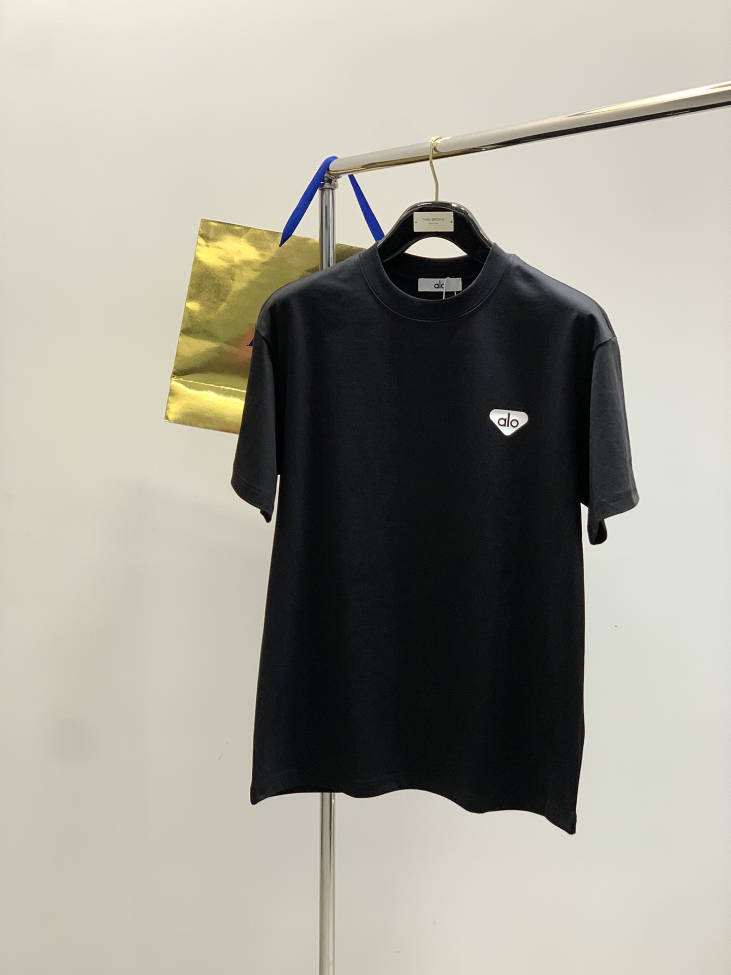 NO:446867,,alo Alo, the latest model in 2025 summer, available at the counter at the same time, original single ruthless product, fashionable and casual round neck short-sleeved T-shirt, very distinctive on the upper body!  Eye-catching and highlighted, imported original fabric, top-level printing craft letter pattern decorative logo, simple but not lacking in fashion, classic and atmospheric, comfortable and breathable, handsome and stylish on the upper body, 2 colors recommended, S-3XL, T-shirt,tees, t-shirt,alexander wang19860909,alo 阿洛,2025夏季最新款,专柜同步有售,原单狠货,时尚休闲圆领短袖T恤,上身很有特点！吸睛而有亮点,进口原版面料,顶级印花工艺字母图案装饰Logo,简单而不失时尚,经典大气,舒适透气,上身帅气有型,2色推荐,码数S-3XL,,T-shirt,tees，t-shirt,alexander wang,Men's clothing