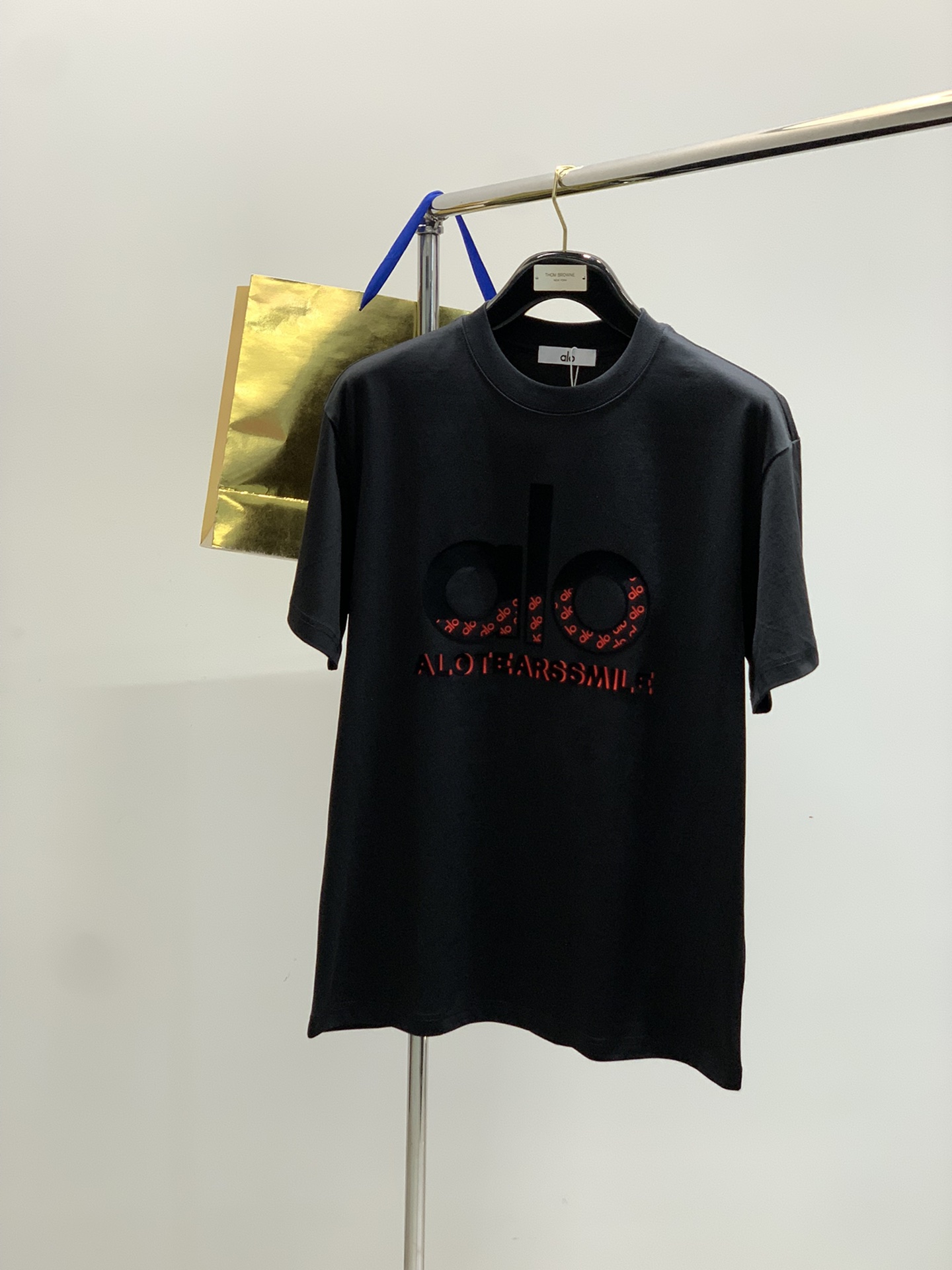 NO:446822,,alo Alo, the latest summer model, available at the counter at the same time, original single ruthless product, fashionable and casual round neck short-sleeved T-shirt, very distinctive on the upper body!  Eye-catching and highlighted, imported original fabric, top-level printing craft letter pattern decorative logo, simple but not lacking in fashion, classic and atmospheric, comfortable and breathable, handsome and stylish on the upper body, 2 colors recommended, S-3XL, T-shirt,tees, t-shirt,alexander wang19860909,alo 阿洛,夏季最新款,专柜同步有售,原单狠货,时尚休闲圆领短袖T恤,上身很有特点！吸睛而有亮点,进口原版面料,顶级印花工艺字母图案装饰Logo,简单而不失时尚,经典大气,舒适透气,上身帅气有型,2色推荐,码数S-3XL,,T-shirt,tees，t-shirt,alexander wang,Men's clothing