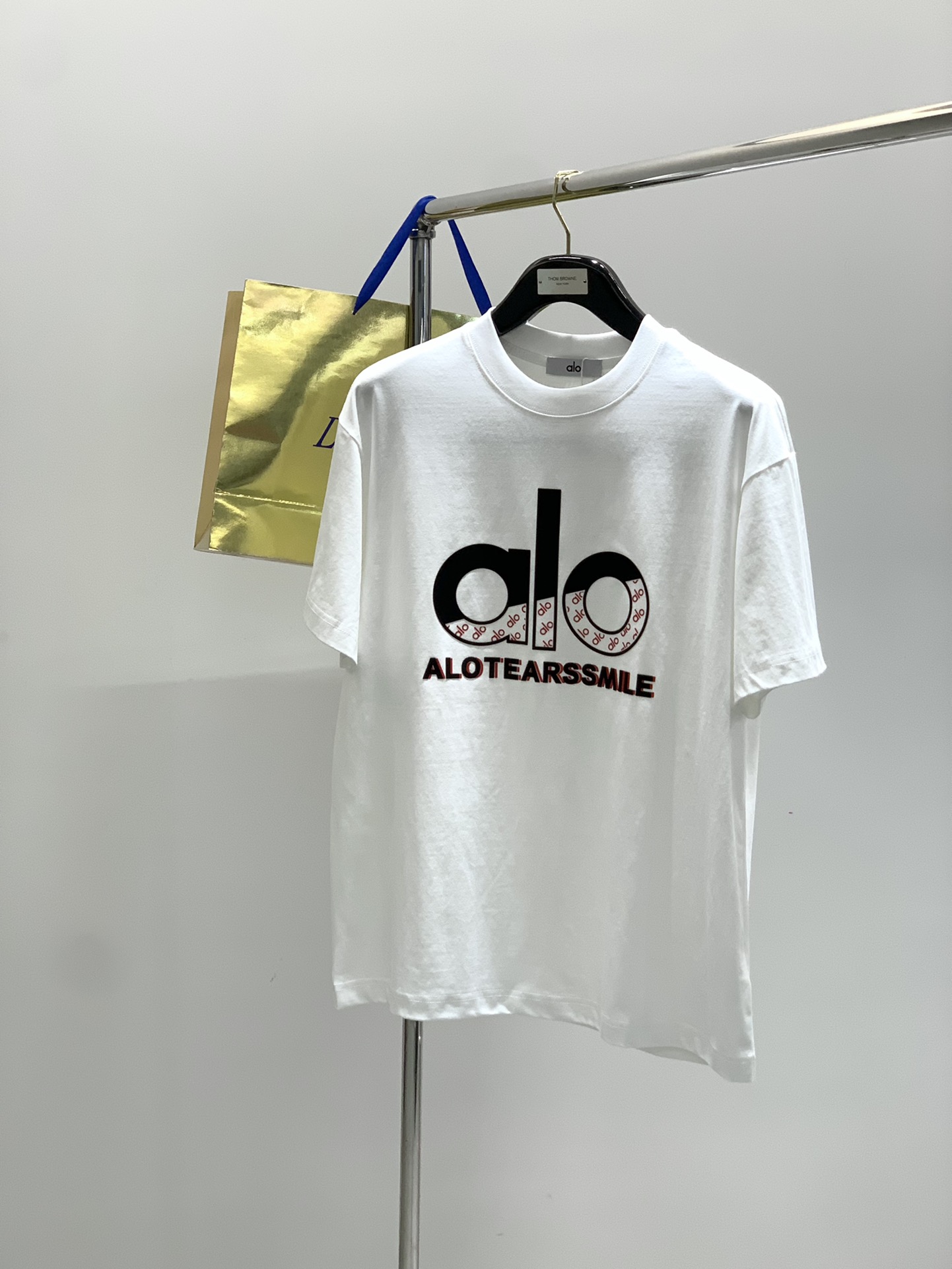 NO:459021,,alo Alo, the latest model in 2025 summer, available at the counter at the same time, original single ruthless product, fashionable and casual round neck short-sleeved T-shirt, very distinctive on the upper body!  Eye-catching and highlighted, imported original fabric, top-level printing craft letter pattern decorative logo, simple but not lacking in fashion, classic and atmospheric, comfortable and breathable, handsome and stylish on the upper body, 2 colors recommended, S-3XL, T-shirt,tees, t-shirt,alexander wang19860909,alo 阿洛,2025夏季最新款,专柜同步有售,原单狠货,时尚休闲圆领短袖T恤,上身很有特点！吸睛而有亮点,进口原版面料,顶级印花工艺字母图案装饰Logo,简单而不失时尚,经典大气,舒适透气,上身帅气有型,2色推荐,码数S-3XL,,T-shirt,tees，t-shirt,alexander wang,Men's clothing