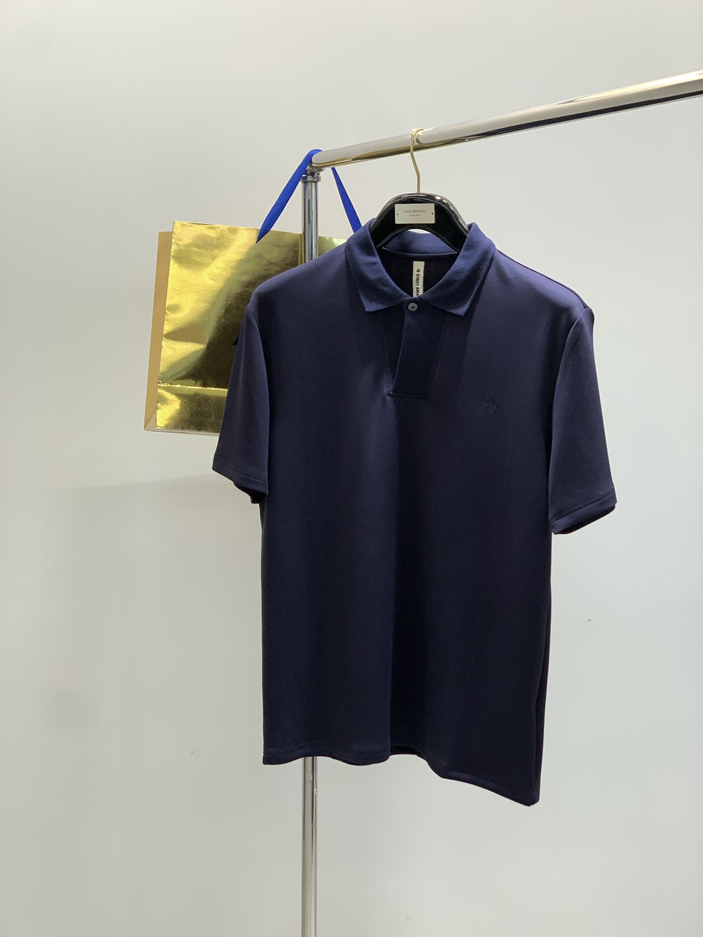 NO:446833,Clothes, pants, LP (Loro Piana), the latest summer products, available at the counter at the same time, original singles, fashionable and casual lapel short-sleeved T-shirt set, using imported original fabric, top-grade printed craft letter pattern decorative logo, extremely high-end, comfortable and versatile, and full of handsome upper body!  2 colors recommendation, code number M-3XL, loro piana, loro piana, T-shirt, tees, t-shirt, alexander wang19860909衣服,裤子,LP(Loro Piana ),夏季最新品,专柜同步有售,原单狠货,时尚休闲翻领短袖T恤套装,采用进口原版面料,顶级印花工艺字母图案装饰logo,档次极高,舒适百搭,上身帅气十足！2色推荐,码数M-3XL,,loro piana,loro piana,T-shirt,tees，t-shirt,alexander wang,Men's clothing