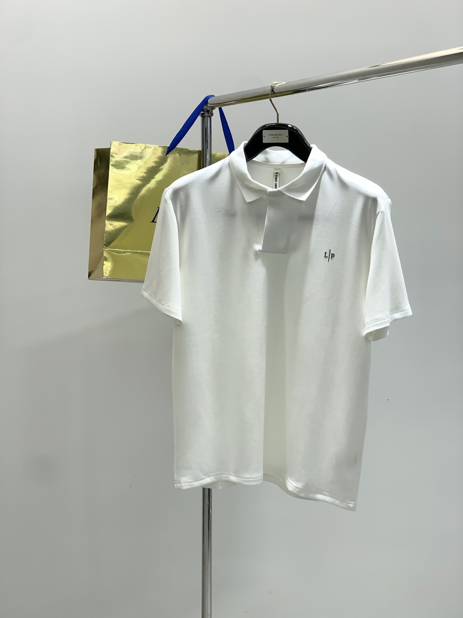 NO:446823,,LP (Loro Piana), the latest summer product, available at the same time for counters, original singles, fashionable and casual lapel short-sleeved T-shirt, using imported original fabric, top-grade printed craft letter pattern decorative logo, extremely high-end, comfortable and versatile, and full of handsome upper body!  2 colors recommendation, code number M-3XL, loro piana, loro piana, T-shirt, tees, t-shirt, alexander wang19860909,LP(Loro Piana ),夏季最新品,专柜同步有售,原单狠货,时尚休闲翻领短袖T恤,采用进口原版面料,顶级印花工艺字母图案装饰logo,档次极高,舒适百搭,上身帅气十足！2色推荐,码数M-3XL,,loro piana,loro piana,T-shirt,tees，t-shirt,alexander wang,Men's clothing