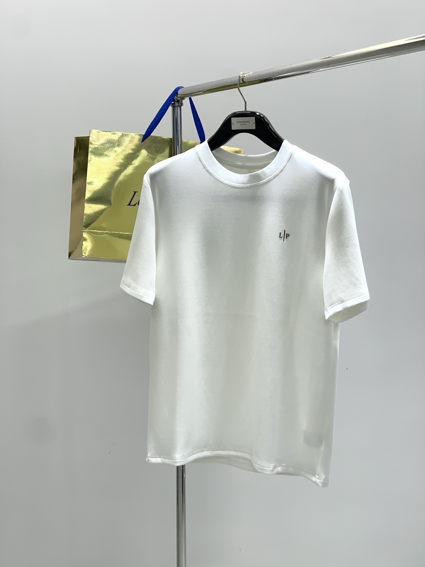 NO:446813,,LP (Loro Piana), the latest summer product, available at the counter at the same time, original single product, fashionable and casual round neck short-sleeved T-shirt, using imported original fabric, top-grade printed embroidery craft letter pattern decorative logo, extremely high-end, comfortable and versatile, and full of handsome upper body!  2 colors recommendation, code number M-3XL, loro piana, loro piana, T-shirt, tees, t-shirt, alexander wang19860909,LP(Loro Piana ),夏季最新品,专柜同步有售,原单狠货,时尚休闲圆领短袖T恤,采用进口原版面料,顶级印花刺绣工艺字母图案装饰logo,档次极高,舒适百搭,上身帅气十足！2色推荐,码数M-3XL,,loro piana,loro piana,T-shirt,tees，t-shirt,alexander wang,Men's clothing