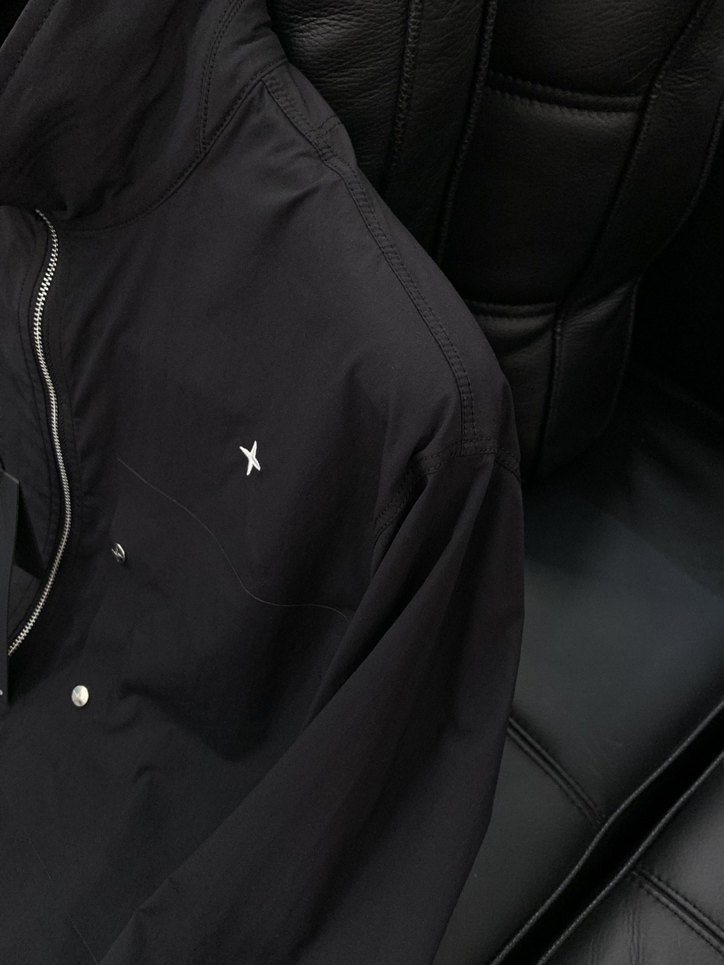 “Stone Island Outdoor Jacket: New Export Orders for High-Quality Metal Supply” - 图片 5