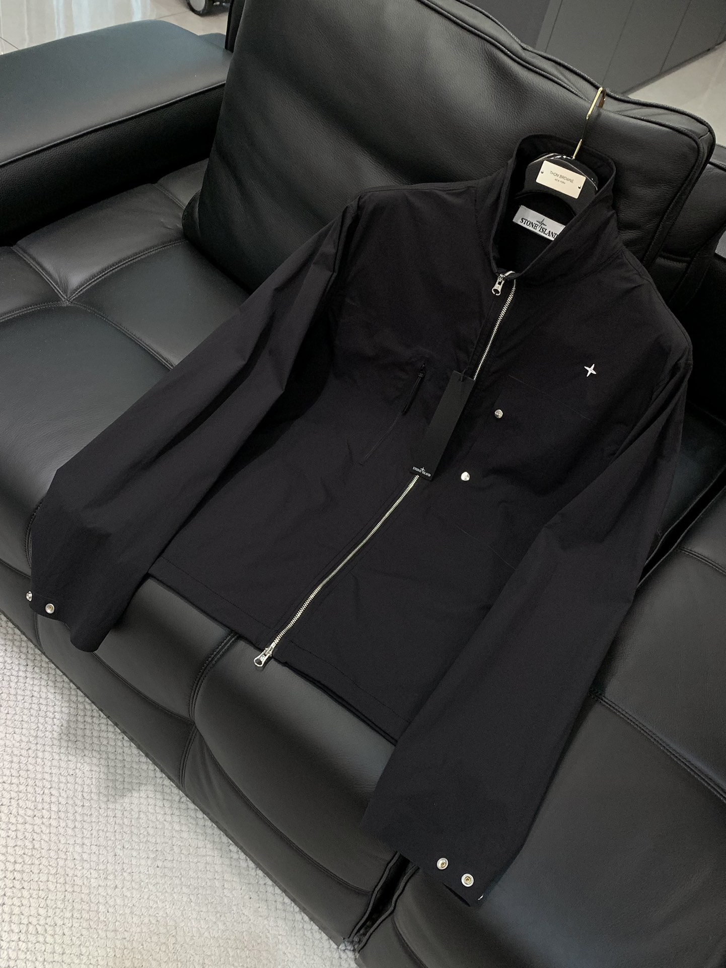 “Stone Island Outdoor Jacket: New Export Orders for High-Quality Metal Supply” - 图片 3