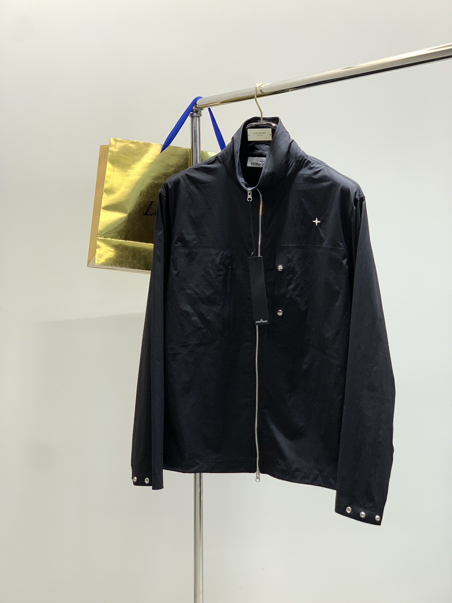 “Stone Island Outdoor Jacket: New Export Orders for High-Quality Metal Supply” - 图片 1