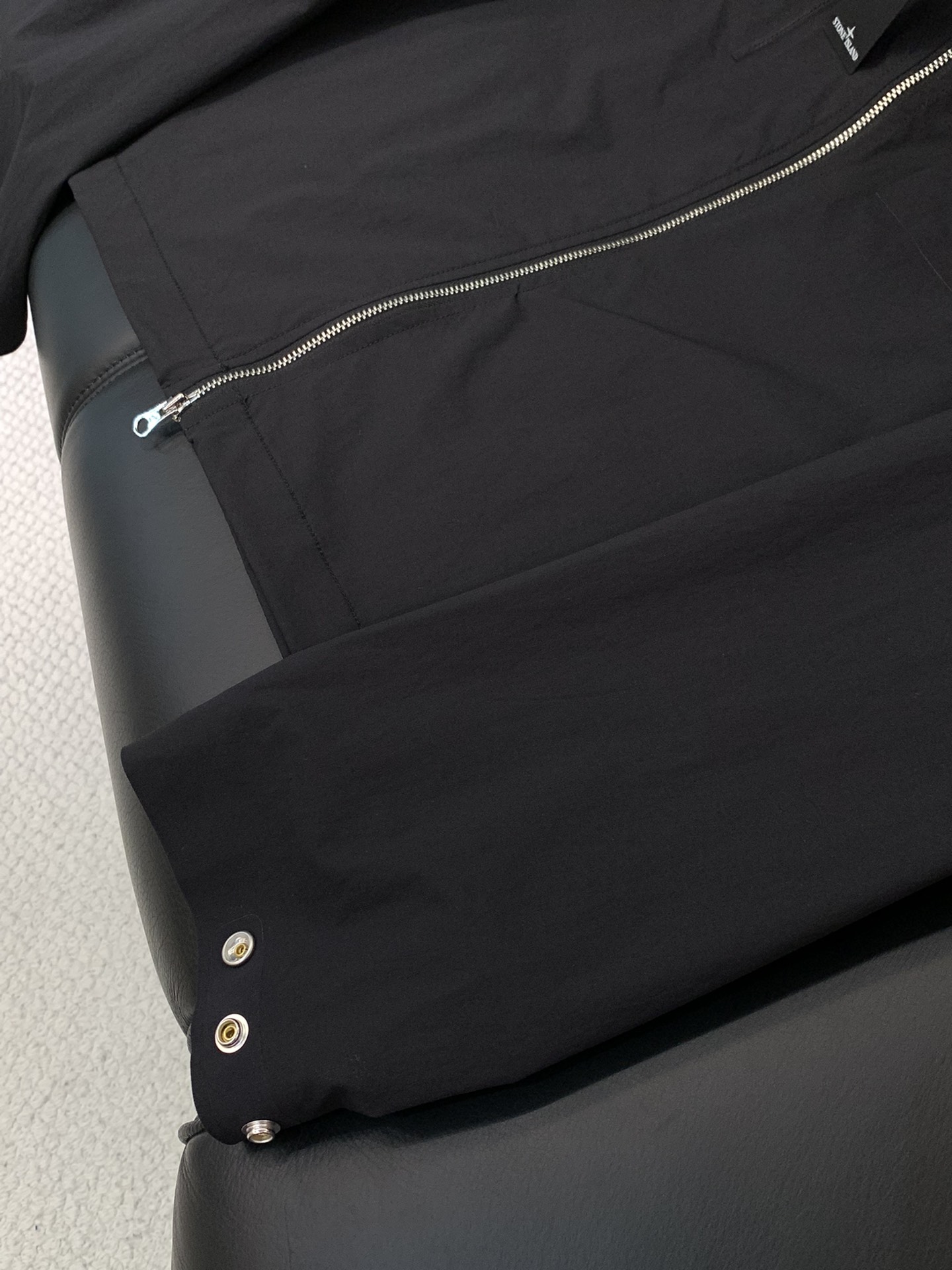 “Stone Island Outdoor Jacket: New Export Orders for High-Quality Metal Supply” - 图片 6
