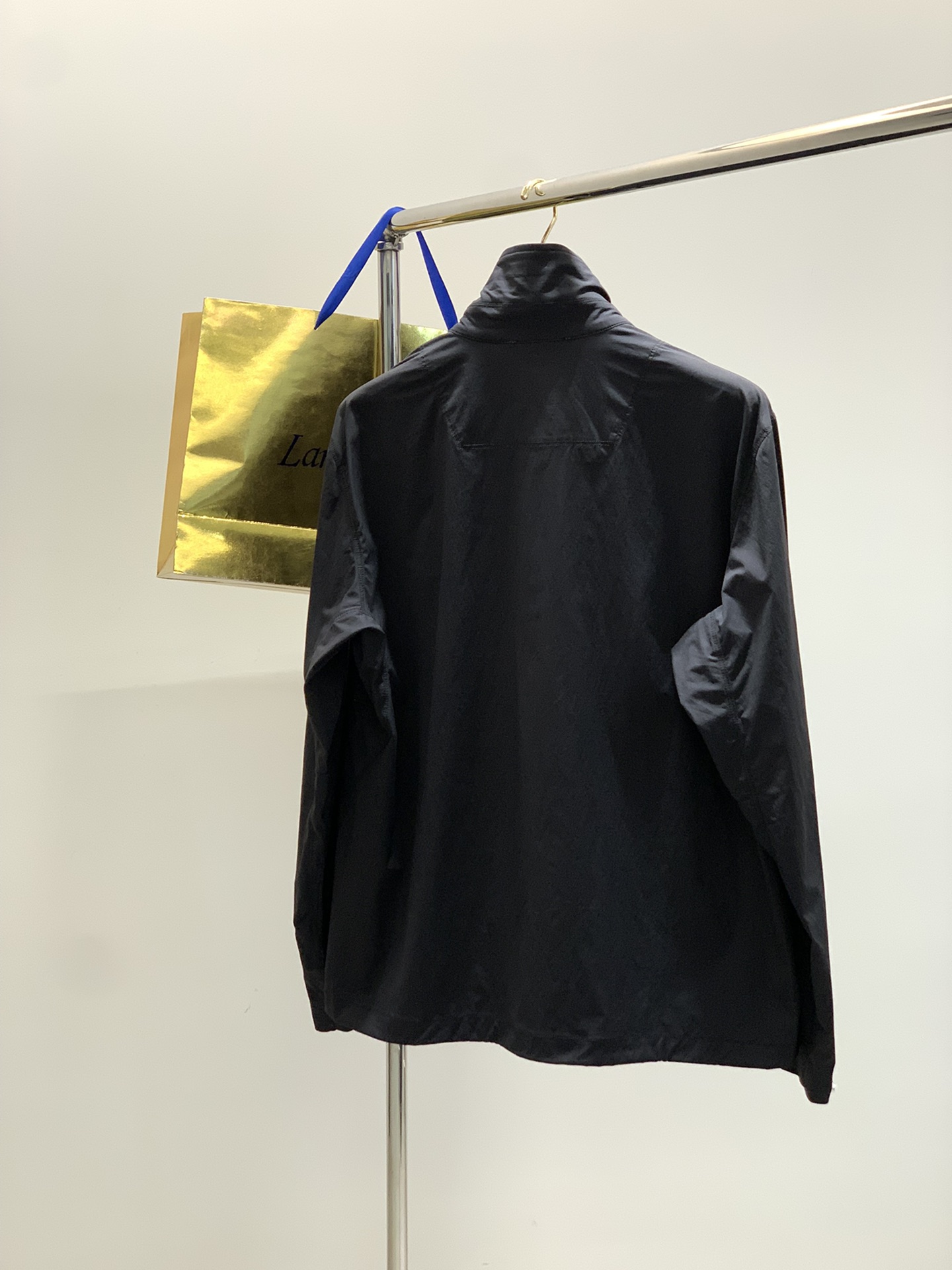 “Stone Island Outdoor Jacket: New Export Orders for High-Quality Metal Supply” - 图片 2