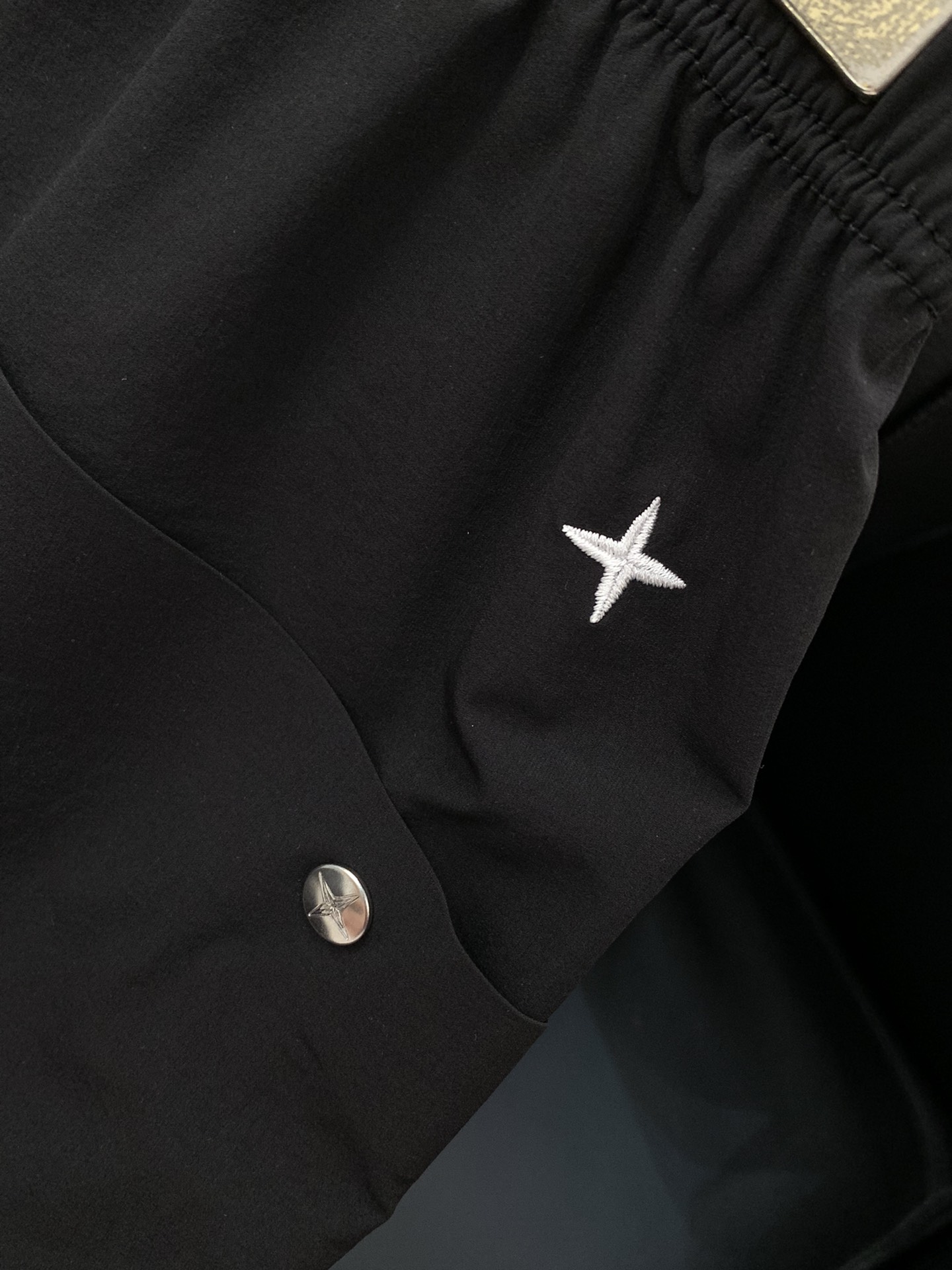 “Stone Island Outdoor Jacket: New Design with Military Style, Export Orders for Thin Metal” - 图片 8