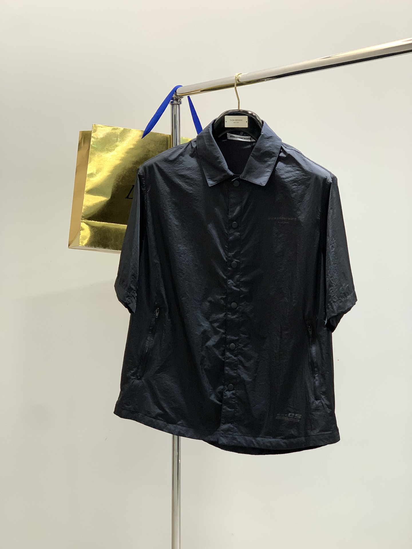 NO:446807,,Shorts,Yalexander King Thin loose short-sleeved shirt Size M-2XL Size M L XL 2XL Length 72 7476 78 Sleeve length 2929.530 30.5 Bust 132136144 Shoulder width 5153 5557,,alexander wang,shorts,shirts,T-shirt,alexander wang19860909,短裤,亚力山大王 薄款宽松短袖衬衫 尺码M-2XL 尺码 M L XL 2XL 衣长72 7476 78 袖长2929.530 30.5 胸围 132136144 肩宽5153 5557,,alexander wang,shorts,shirts,T-shirt,alexander wang,Men's clothing